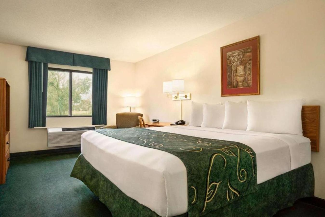 King Room - Non-Smoking - Photo 1