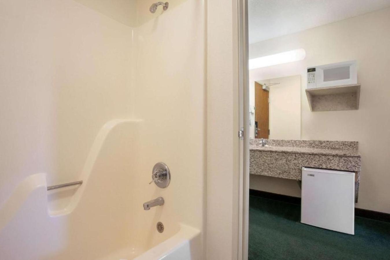 Double Room with Two Double Beds - Non-Smoking - Photo 2