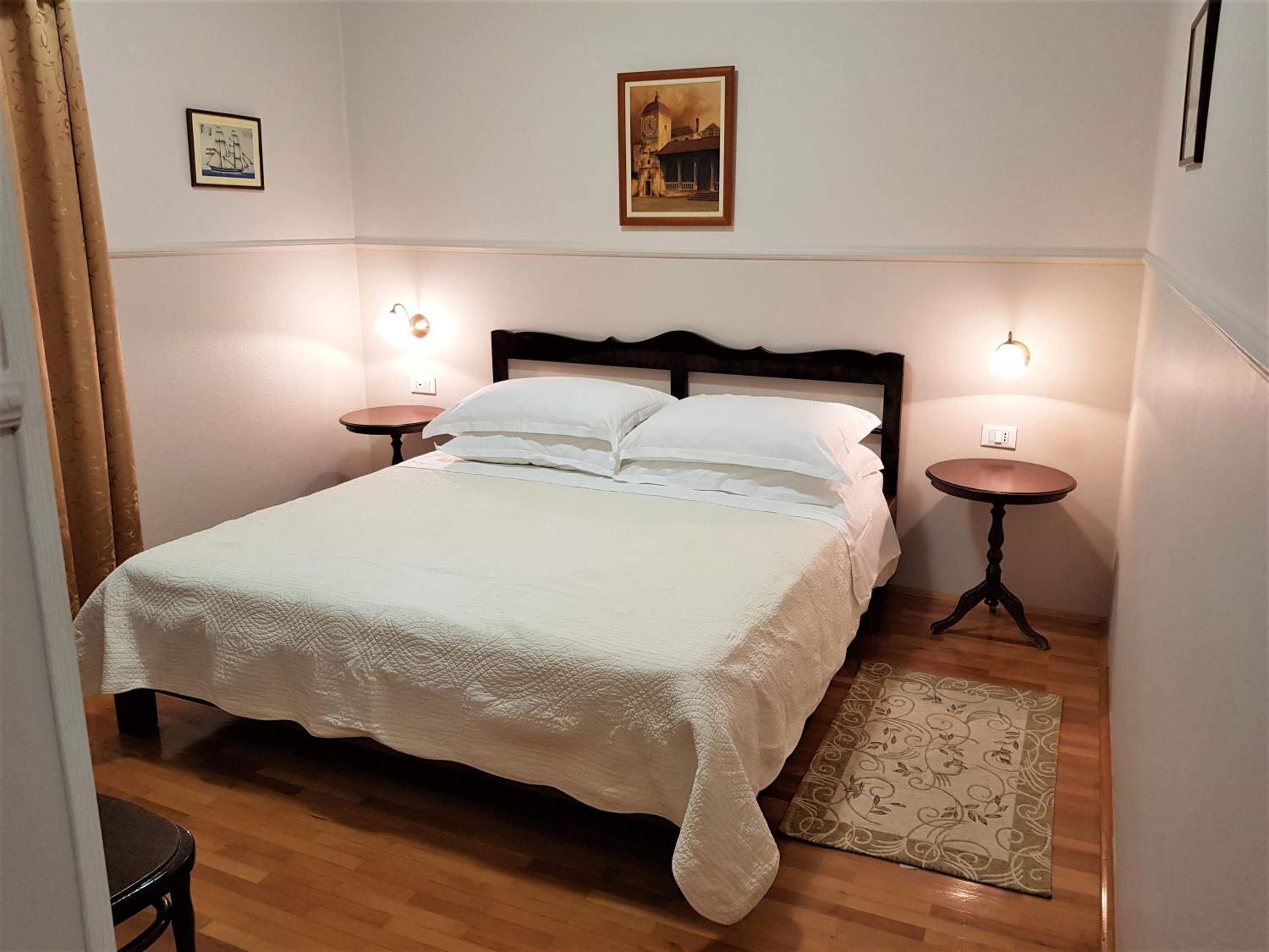 Double Room with City View - Photo 4