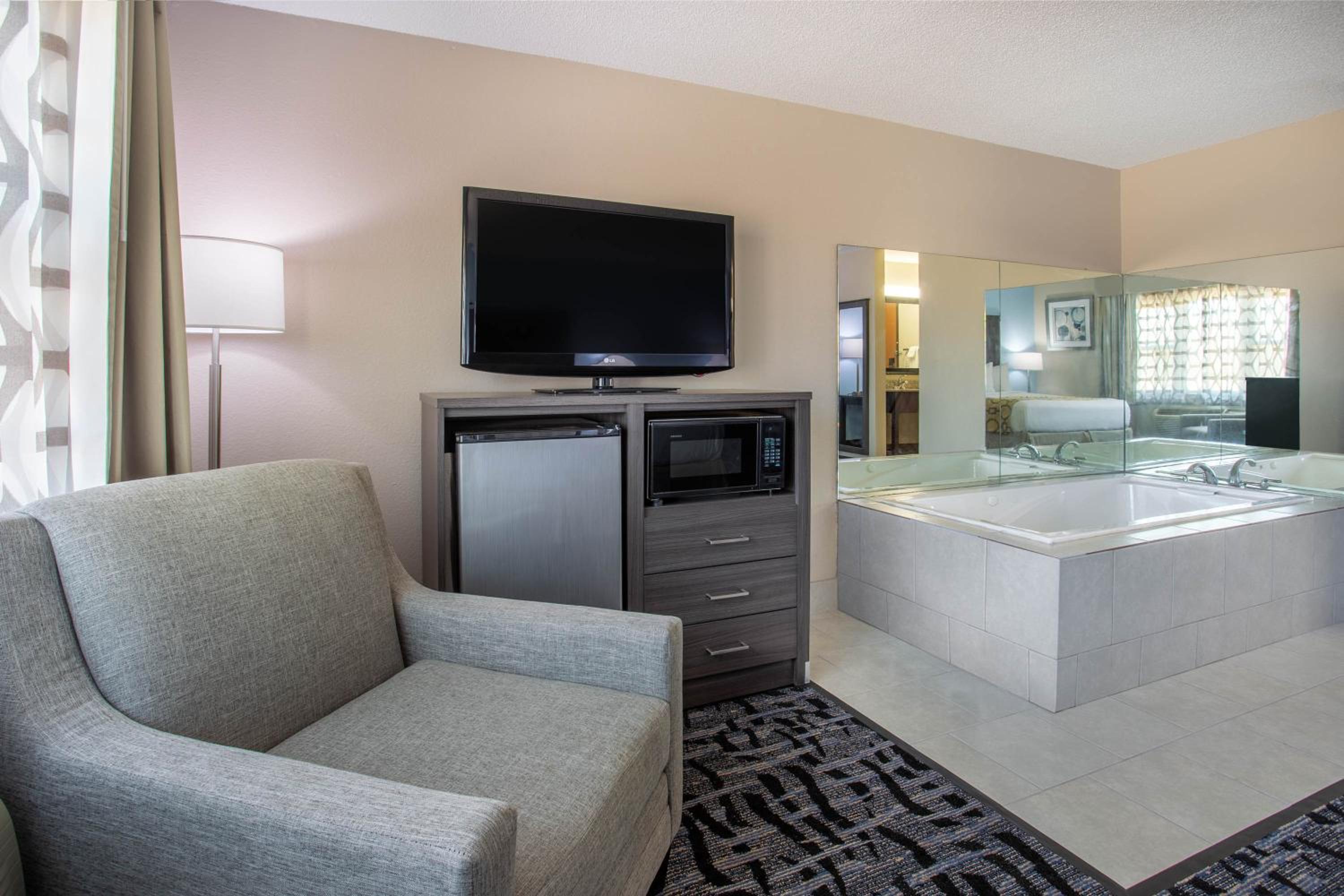 Deluxe King Studio Suite - Non-Smoking - Photo 1