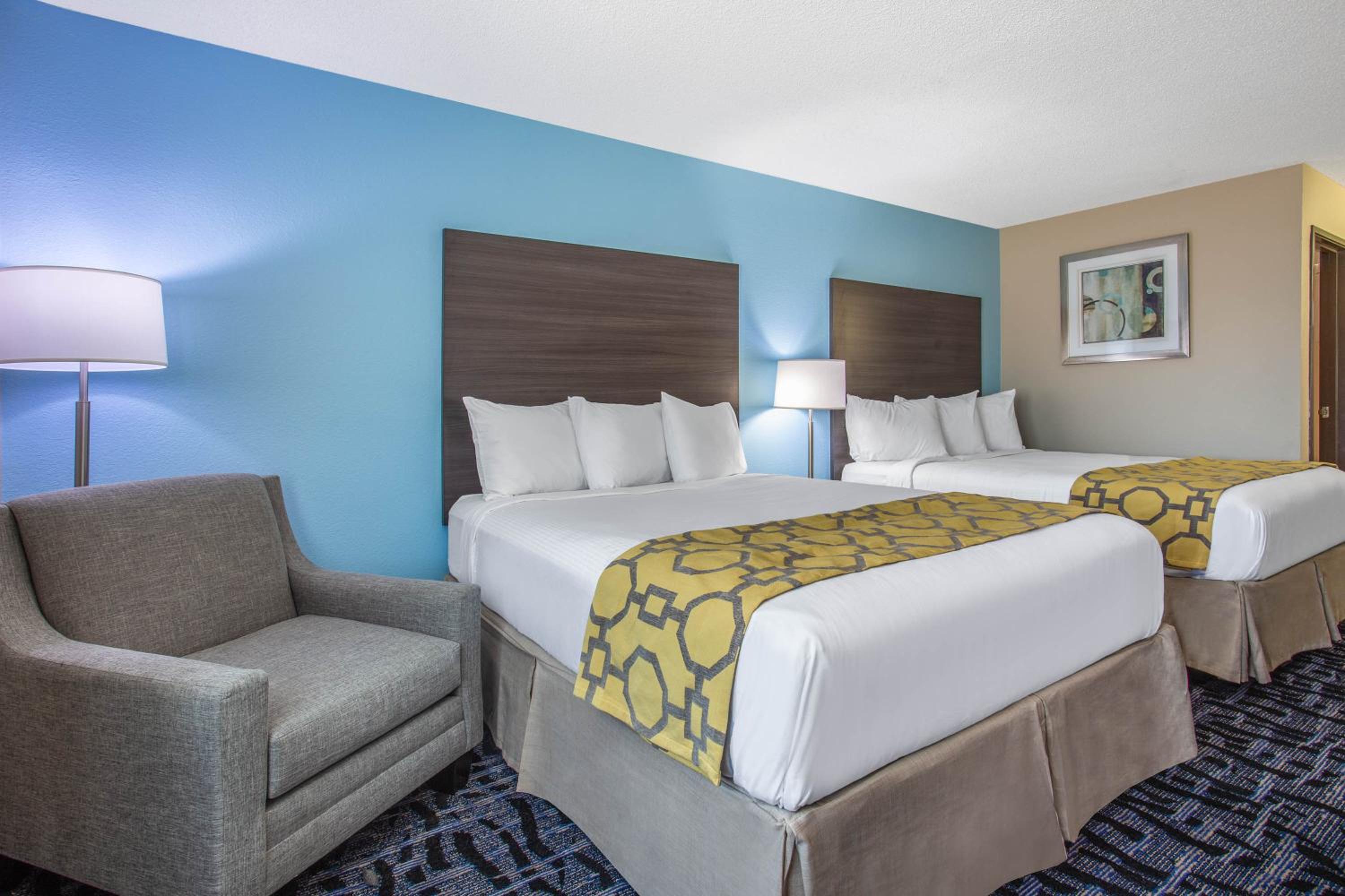 Queen Room with Two Queen Beds - Non-Smoking - Photo 4