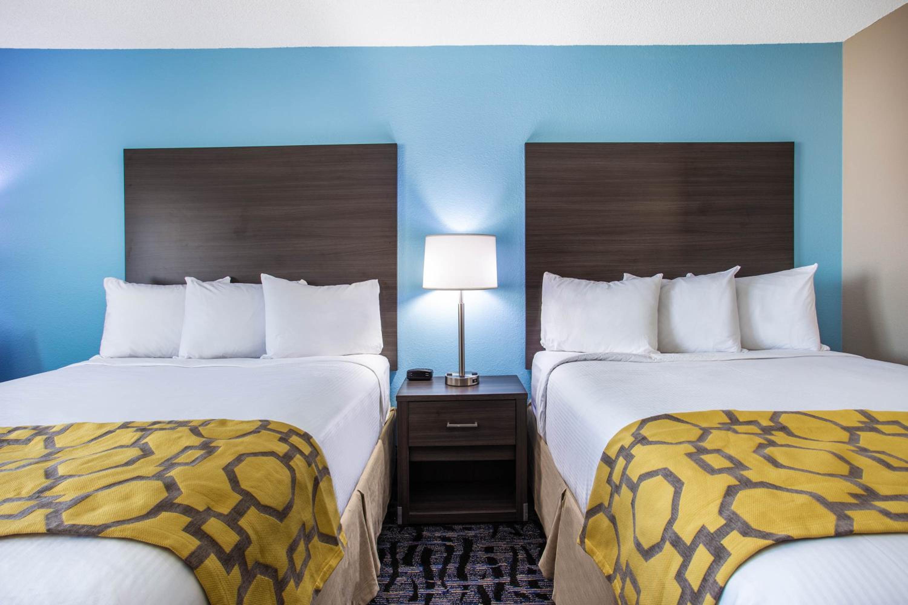 Queen Room with Two Queen Beds - Non-Smoking - Photo 1
