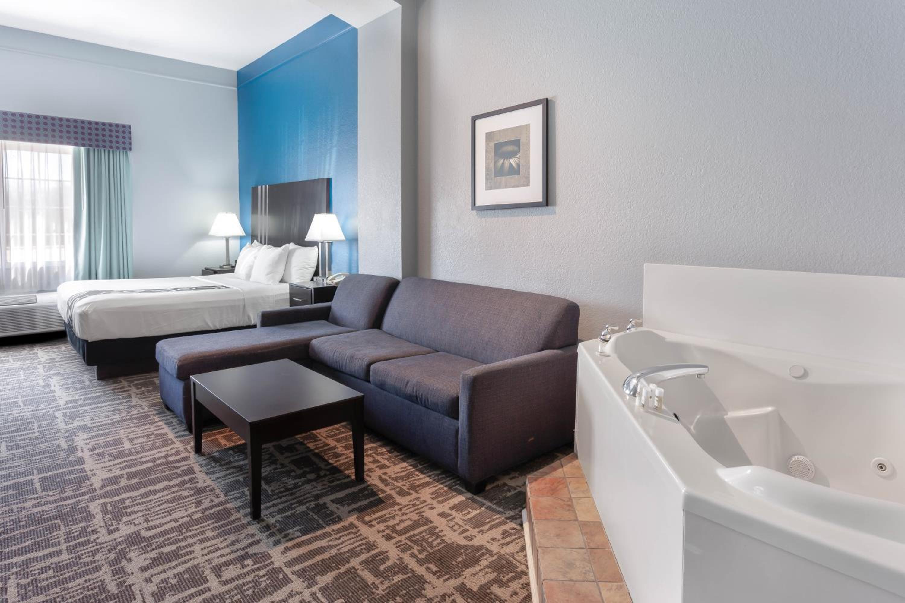 1 King Bed, 1-Room Suite, Jetted Tub, Non-Smoking - Photo 6