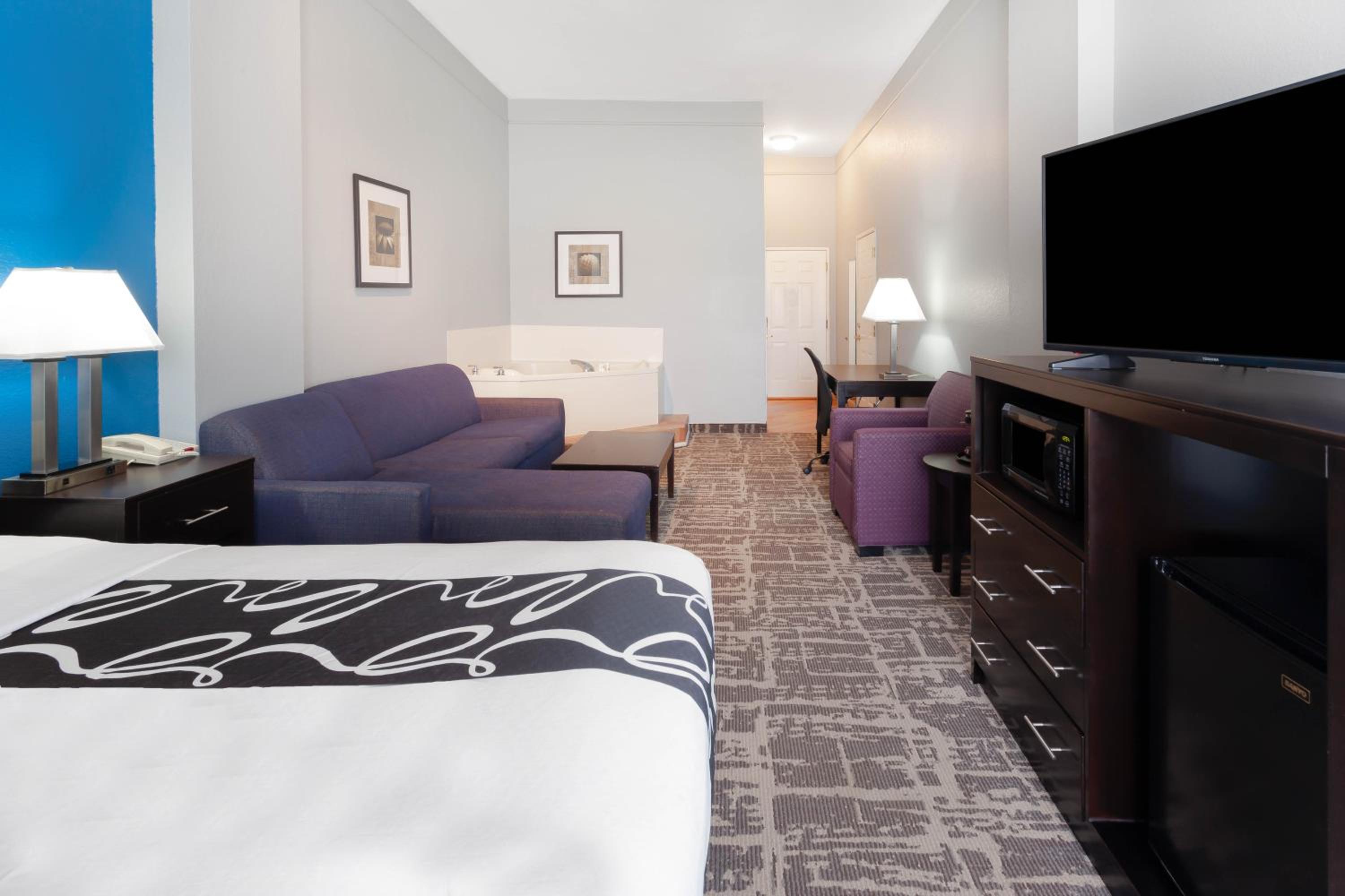 1 King Bed, 1-Room Suite, Jetted Tub, Non-Smoking - Photo 3
