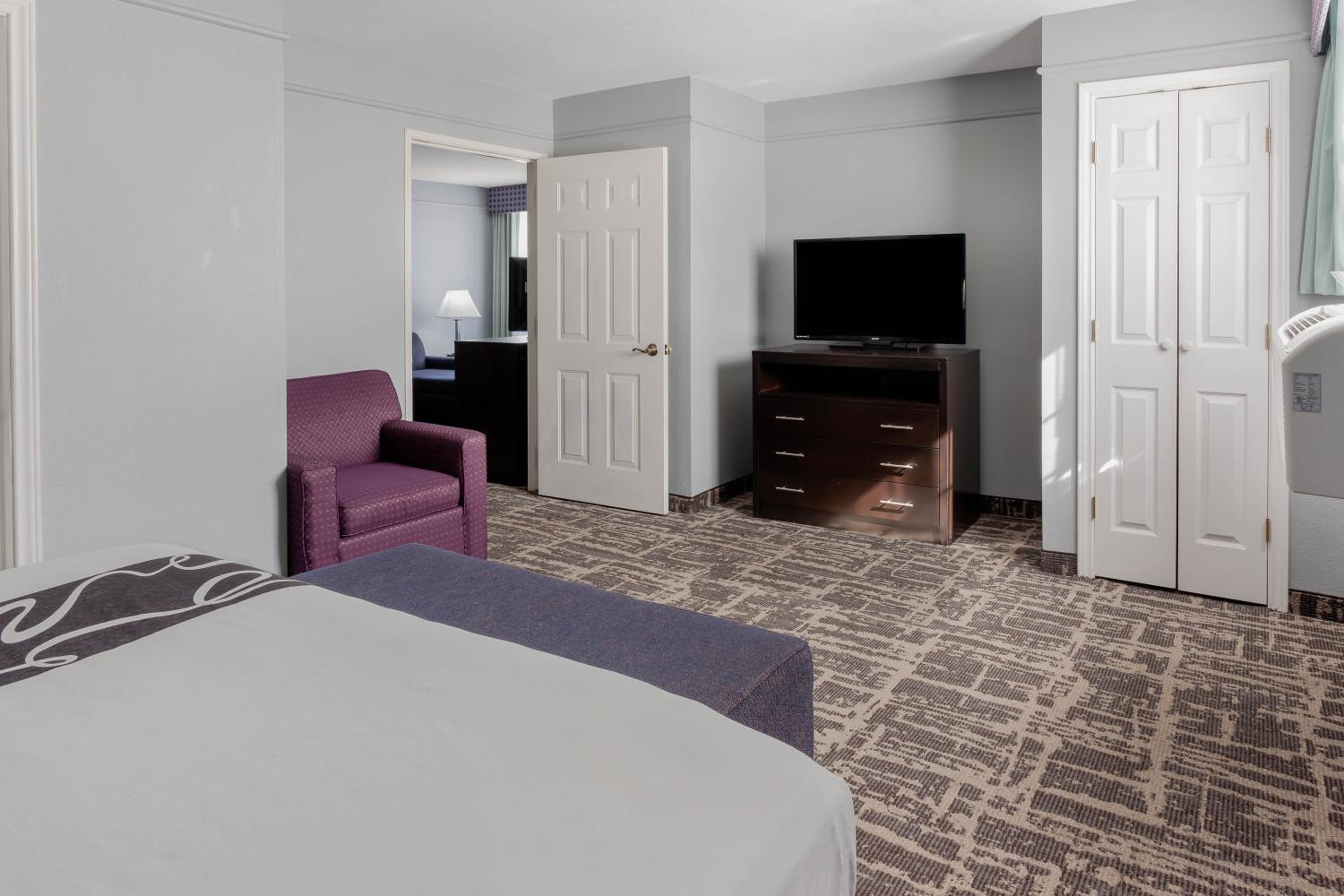 King Suite - Non-Smoking - Photo 7