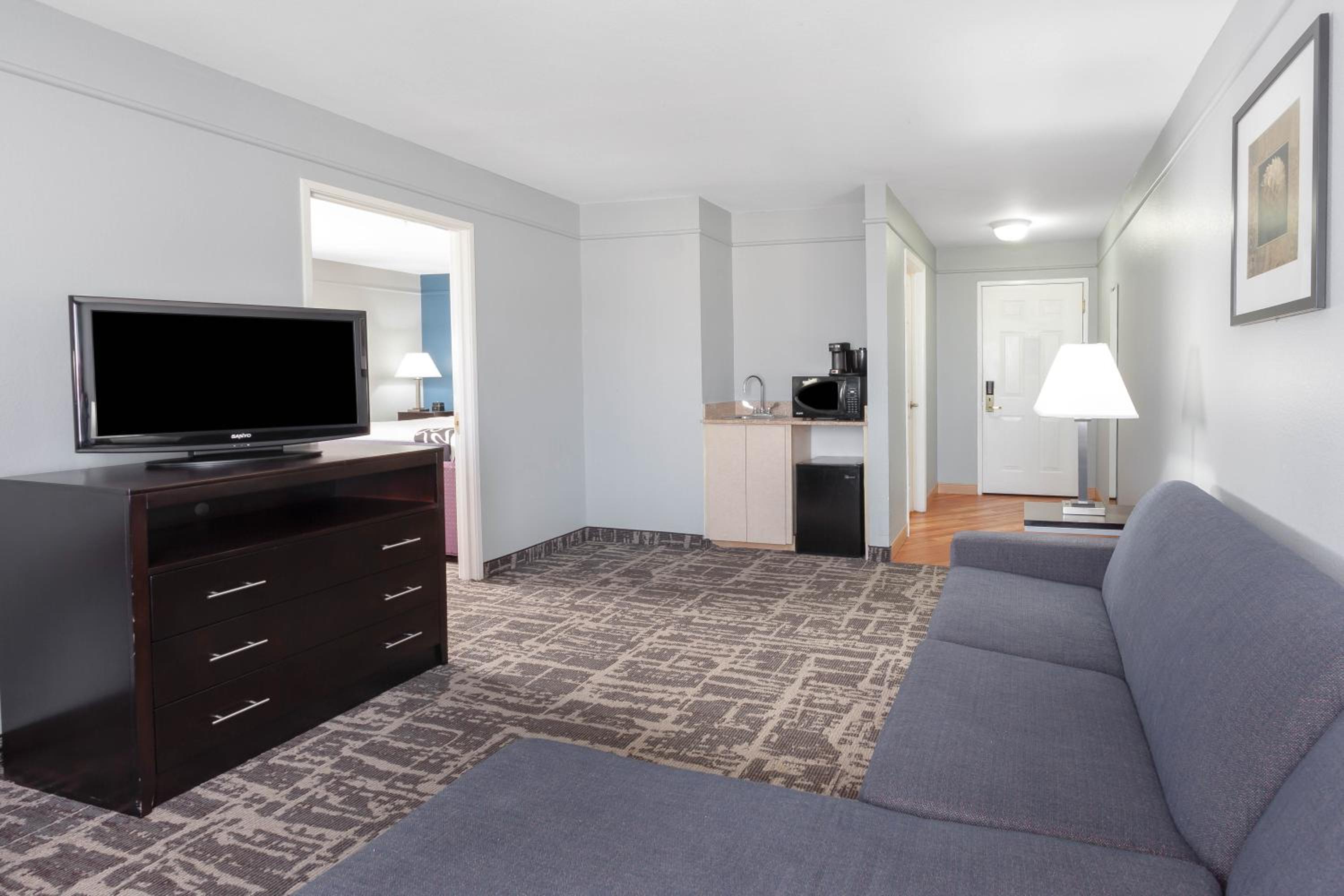 King Suite - Non-Smoking - Photo 2