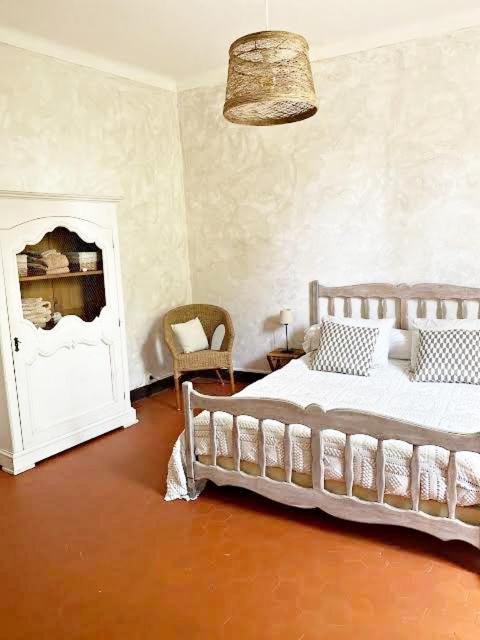 Superior Room with Shared Bathroom photo 2