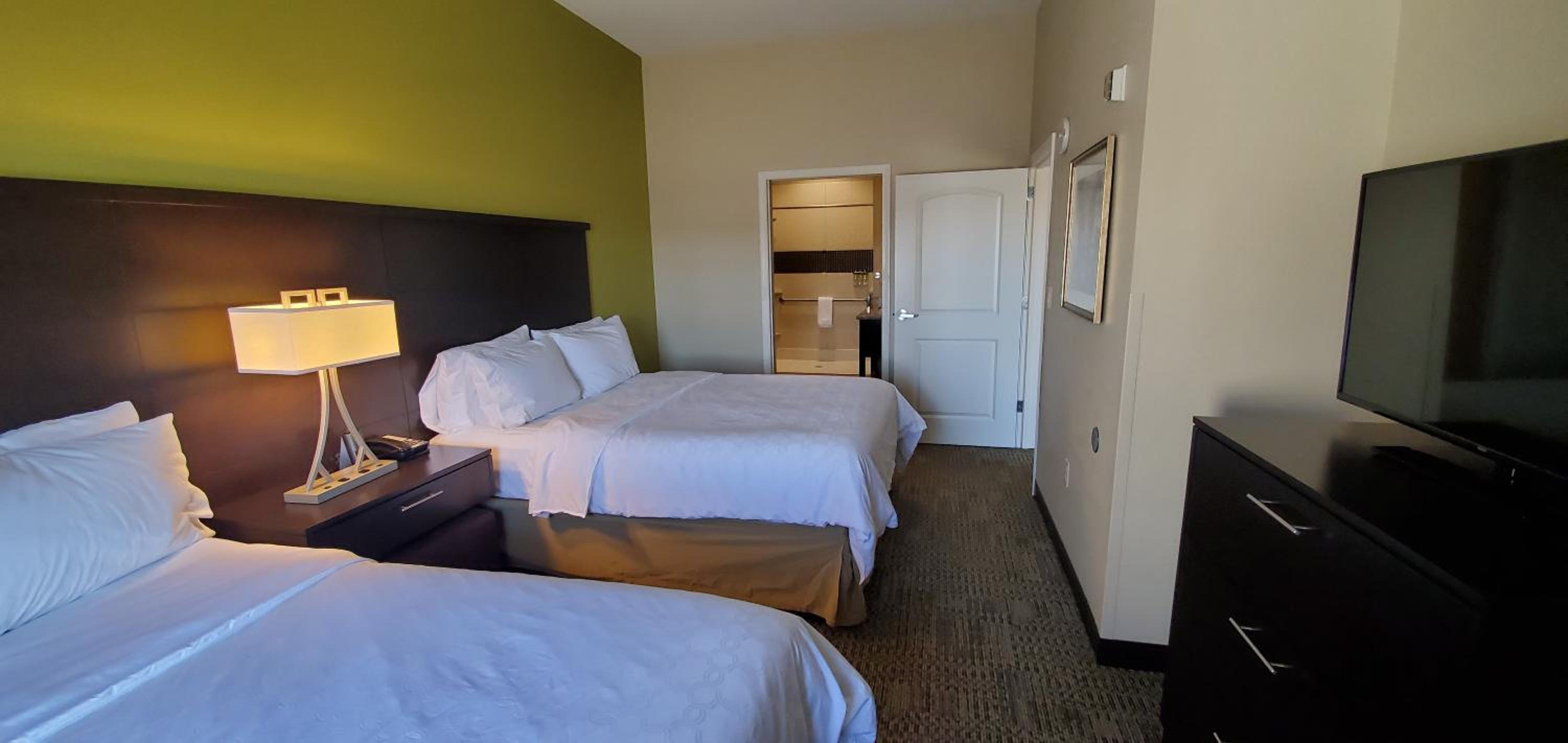 One-Bedroom Suite with Roll-In Shower - Communications Access, photo 6