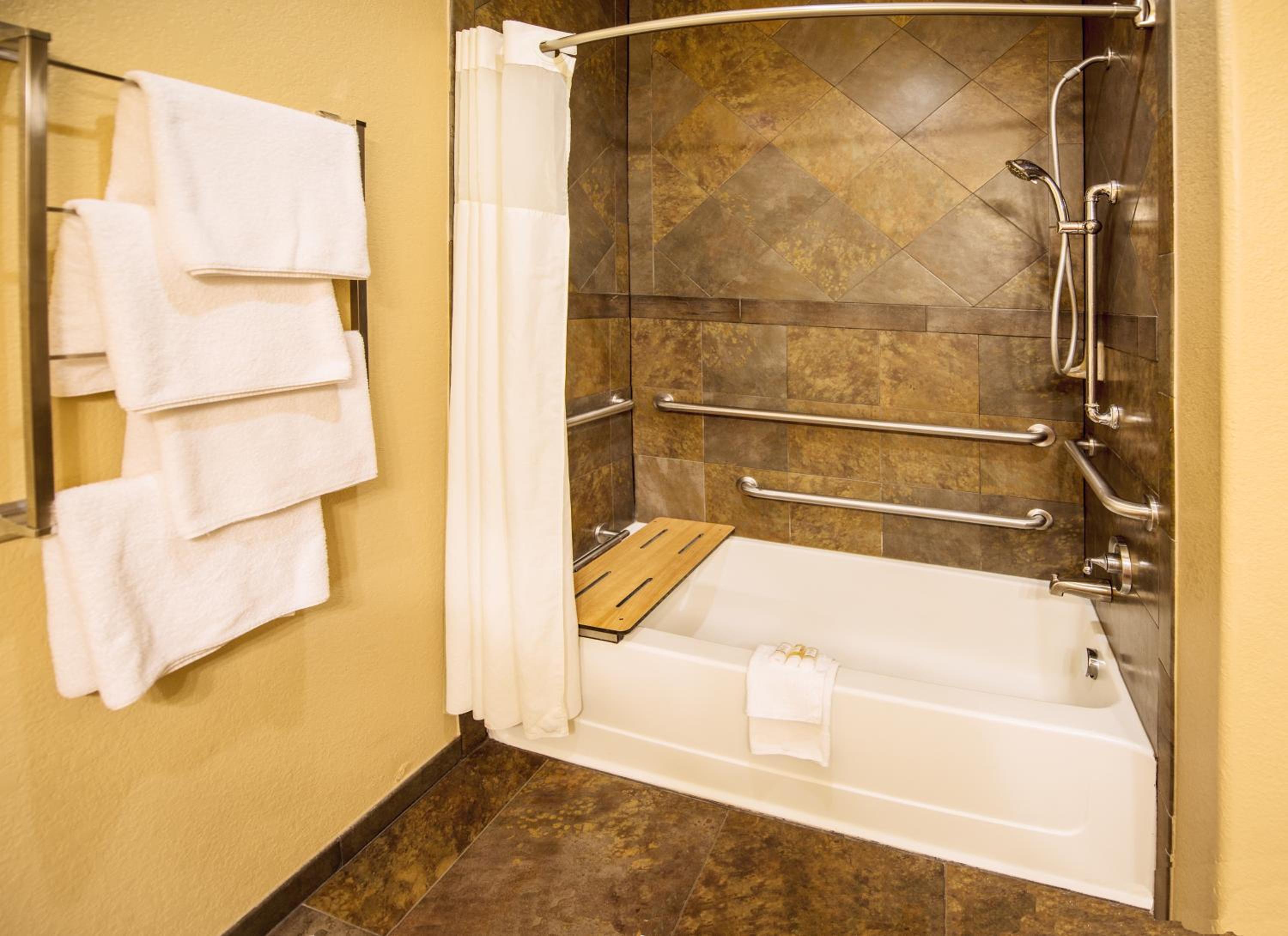 2 Queen Beds, Mobility/Hearing Access RM, Patio Lake View, Tub w/Grab Bars, NSMK - Photo 2