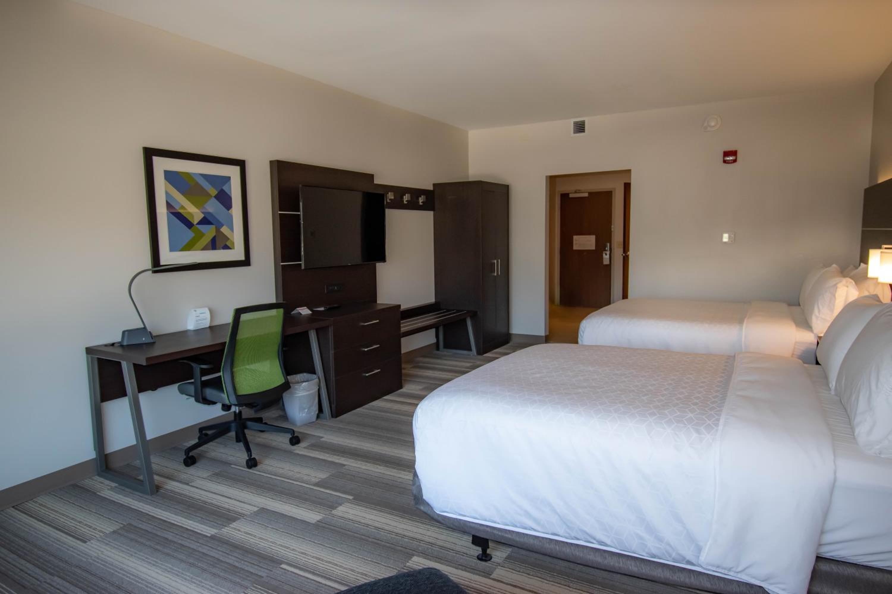 Standard Queen Room with Two Queen Beds and Mobility Accessible Tub