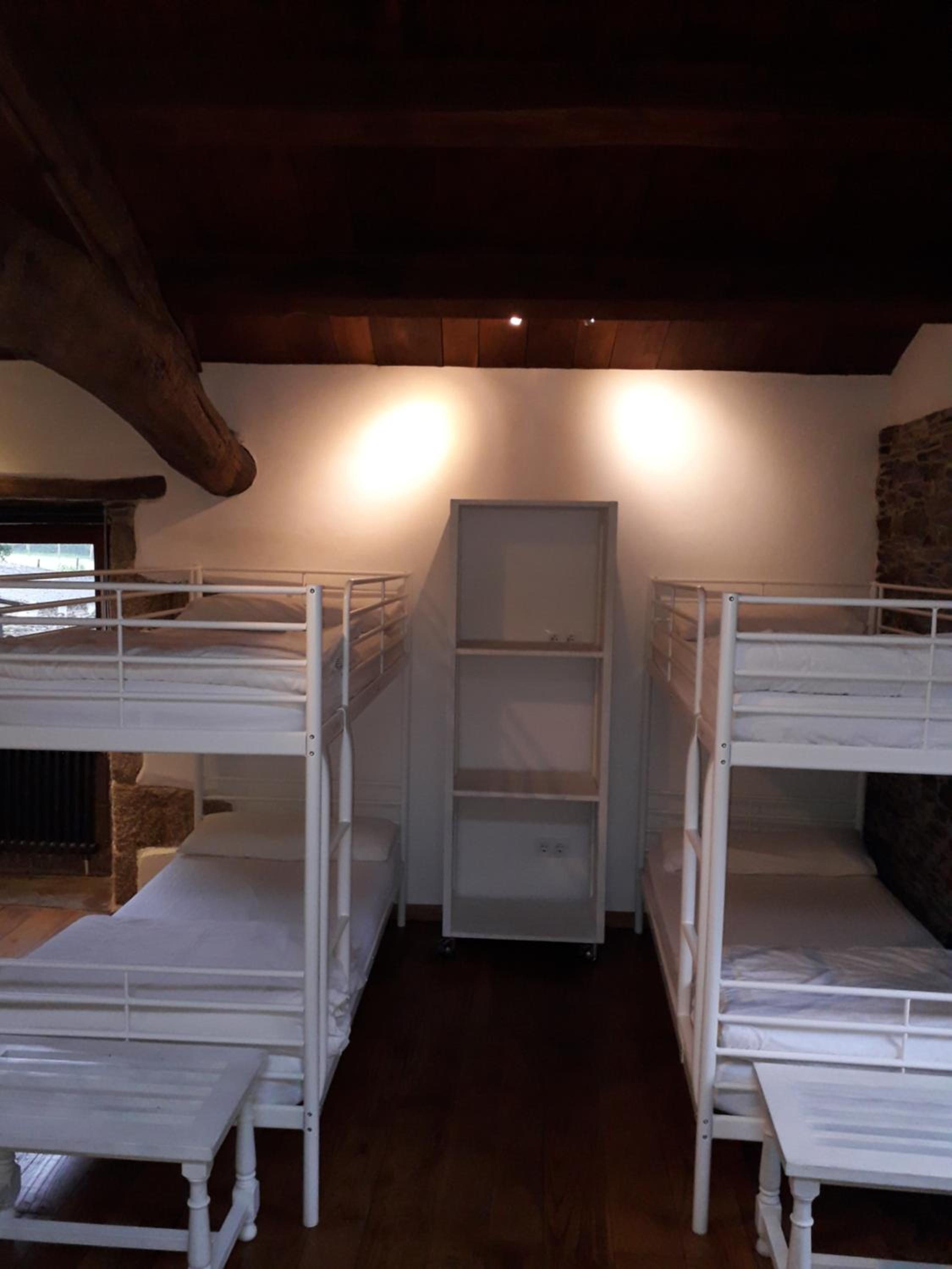 Cama individual en habitación compartida