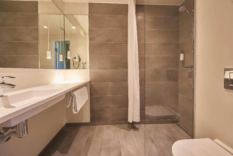 Standard Double Room with King Bed - Photo 5