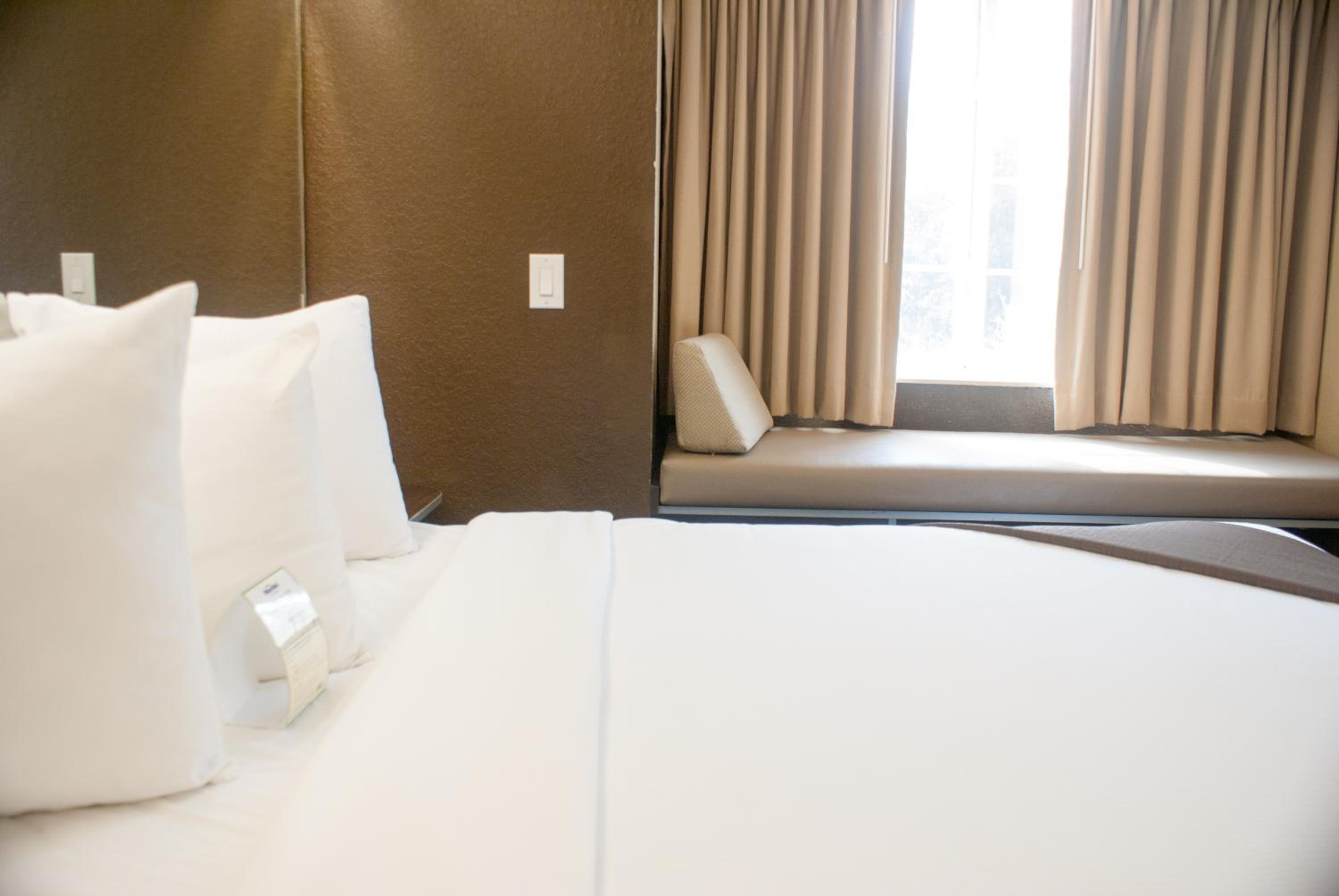 Queen Room with Roll-In Shower - Mobility/Hearing Accessible - Non-Smoking - Photo 11