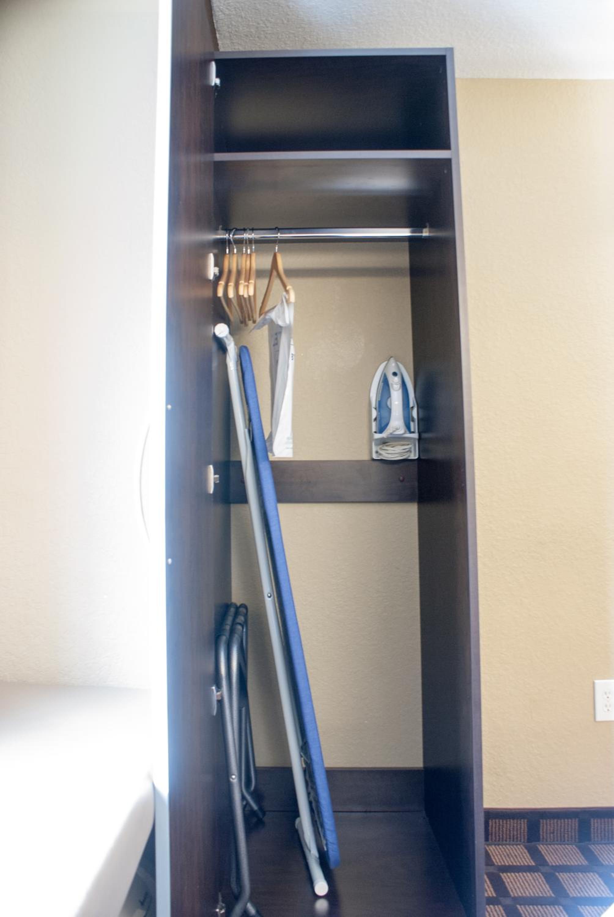 Queen Room with Roll-In Shower - Mobility/Hearing Accessible - Non-Smoking - Photo 1