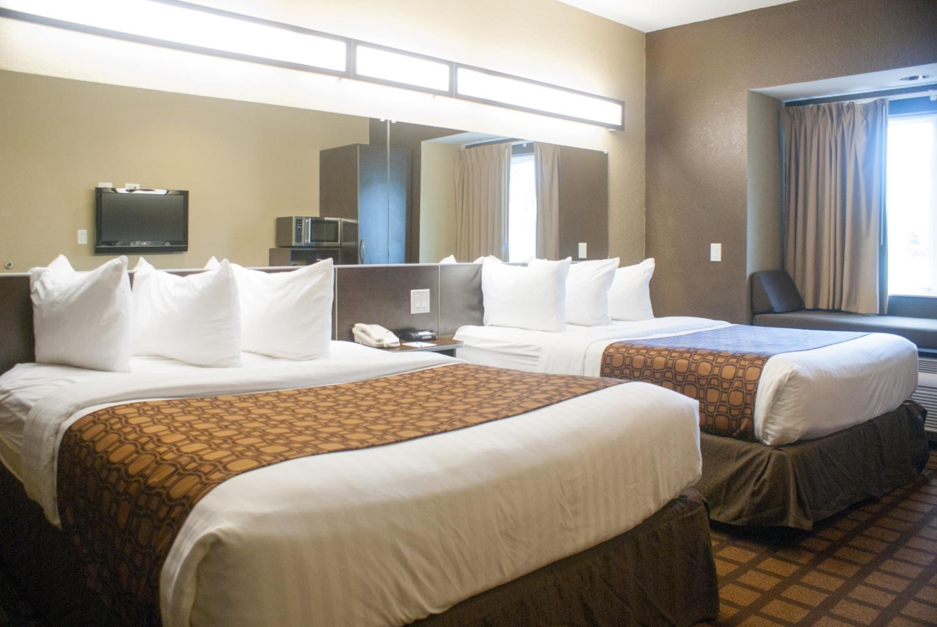 Queen Room with Two Queen Beds - Non-Smoking - Photo 8