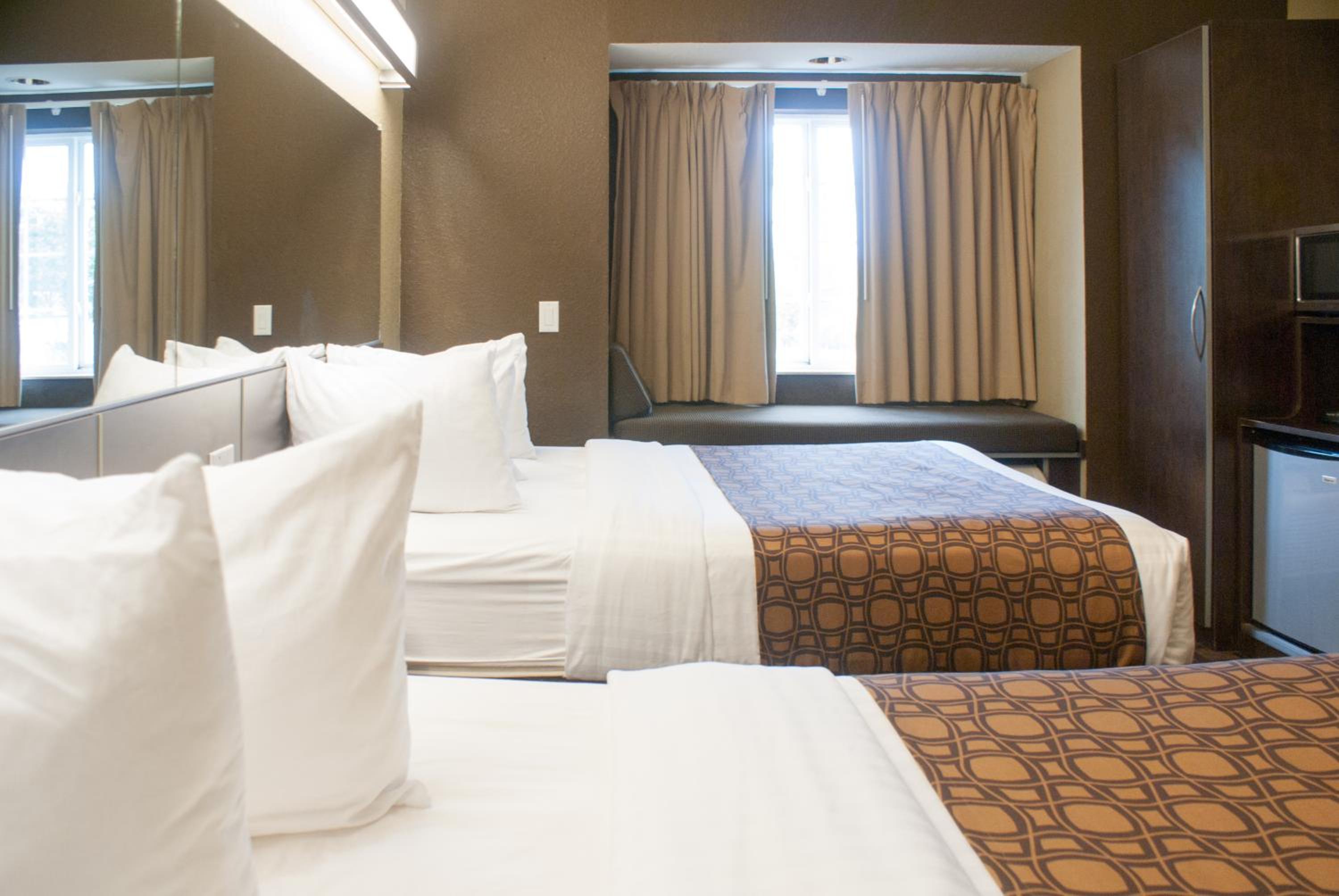 Queen Room with Two Queen Beds - Non-Smoking - Photo 7