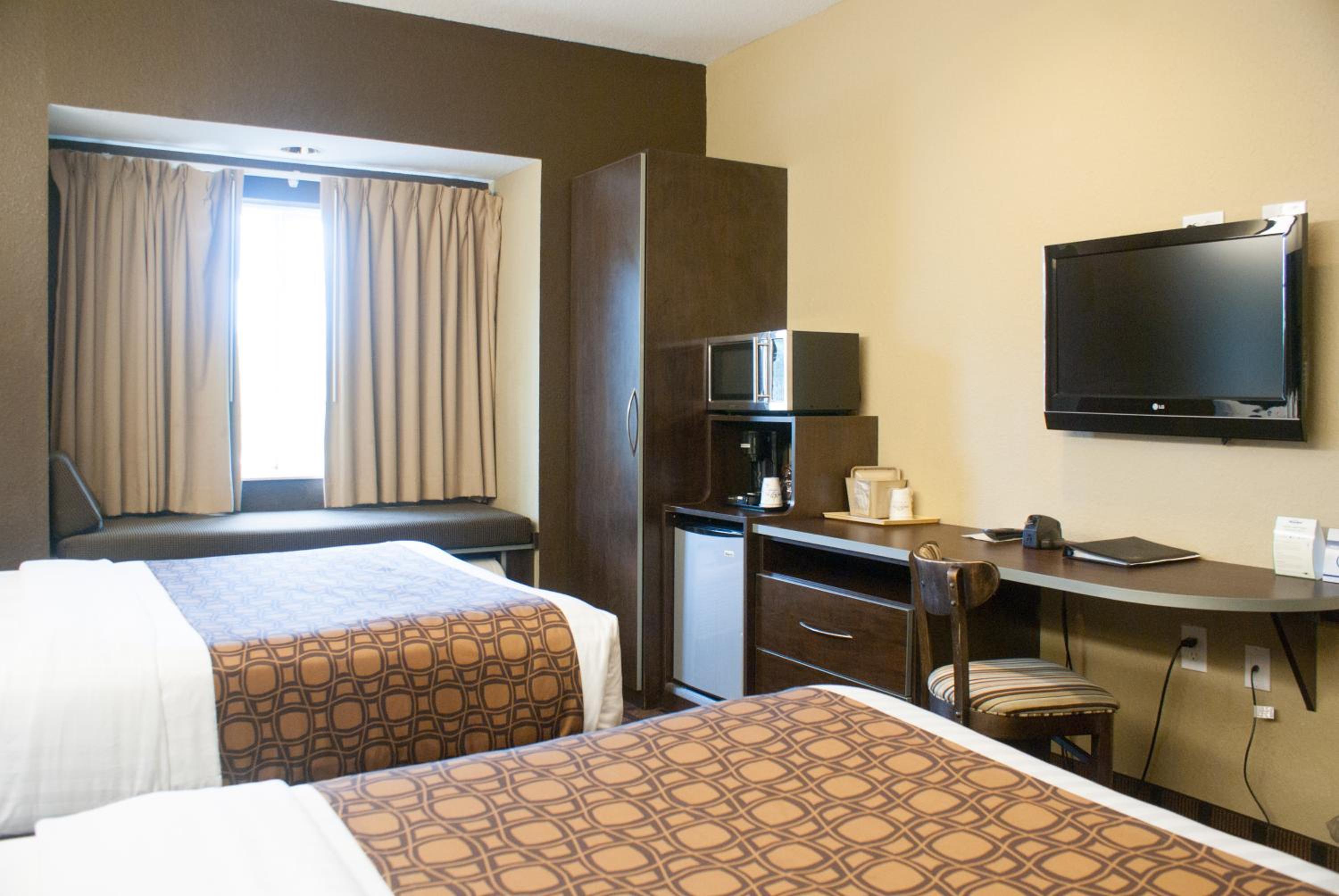 Queen Room with Two Queen Beds - Non-Smoking - Photo 6