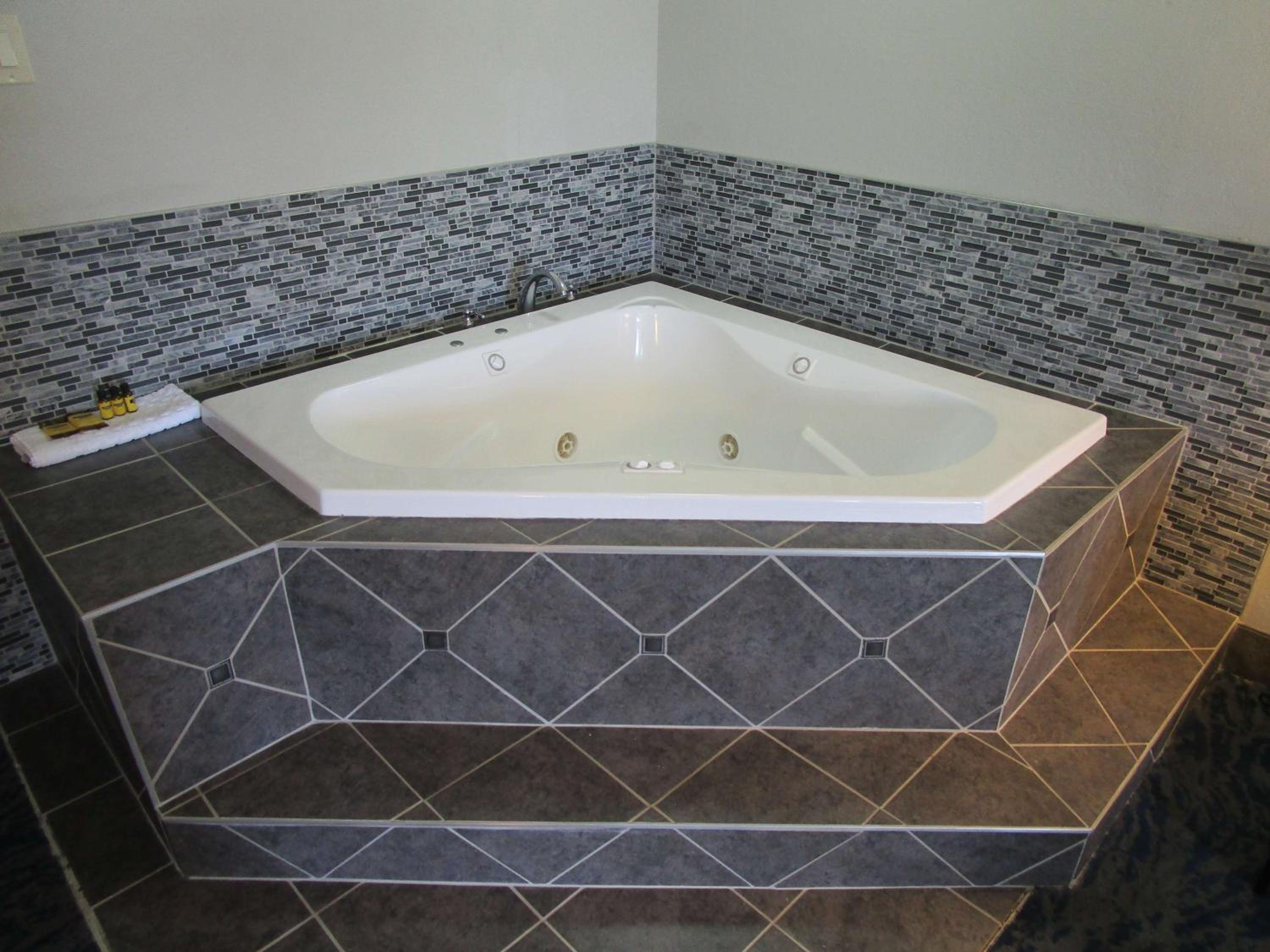 King Suite with Spa Bath - Non-Smoking - Photo 2