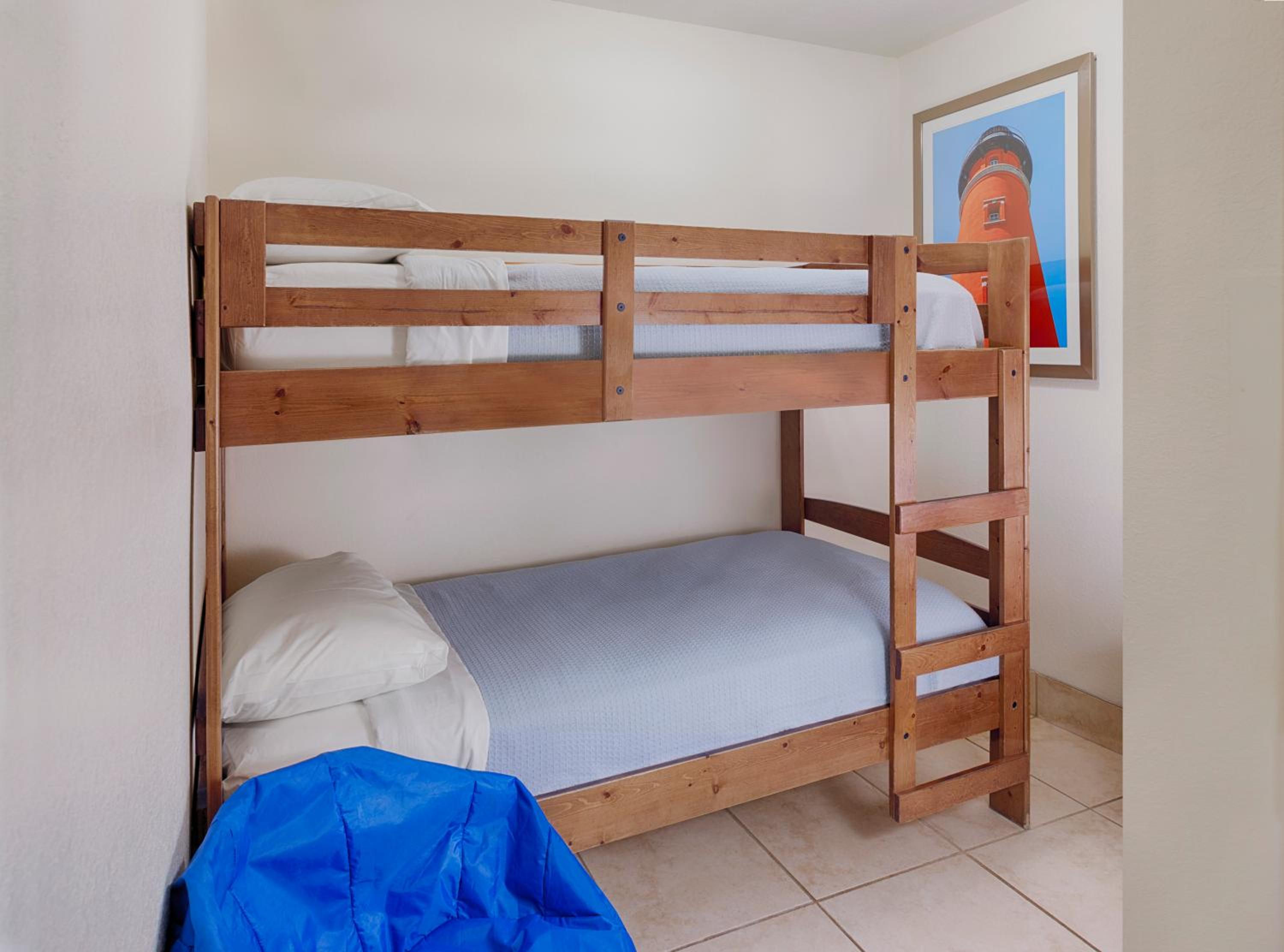 Queen Suite with Two Queen Beds with Bunk Bed - Oceanfront - Non-Smoking - Photo 1