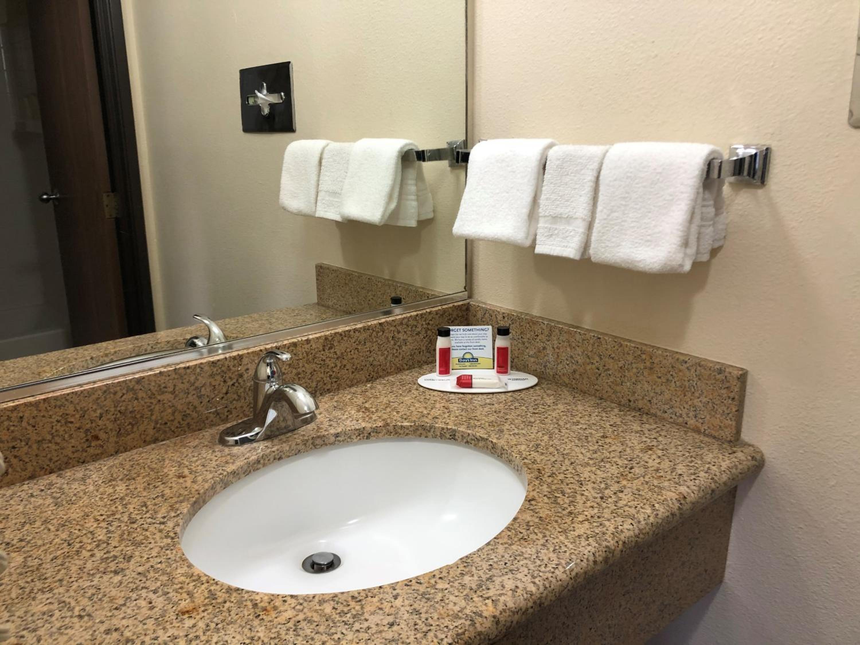 One-Bedroom King Suite - Non-Smoking - Photo 3