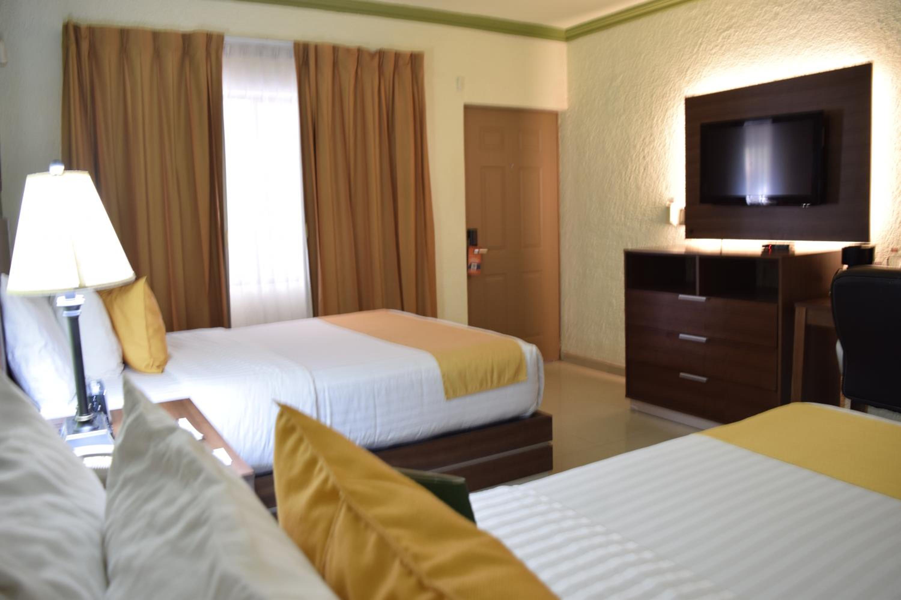 Double Room with Two Double Beds - Non-Smoking - Photo 3