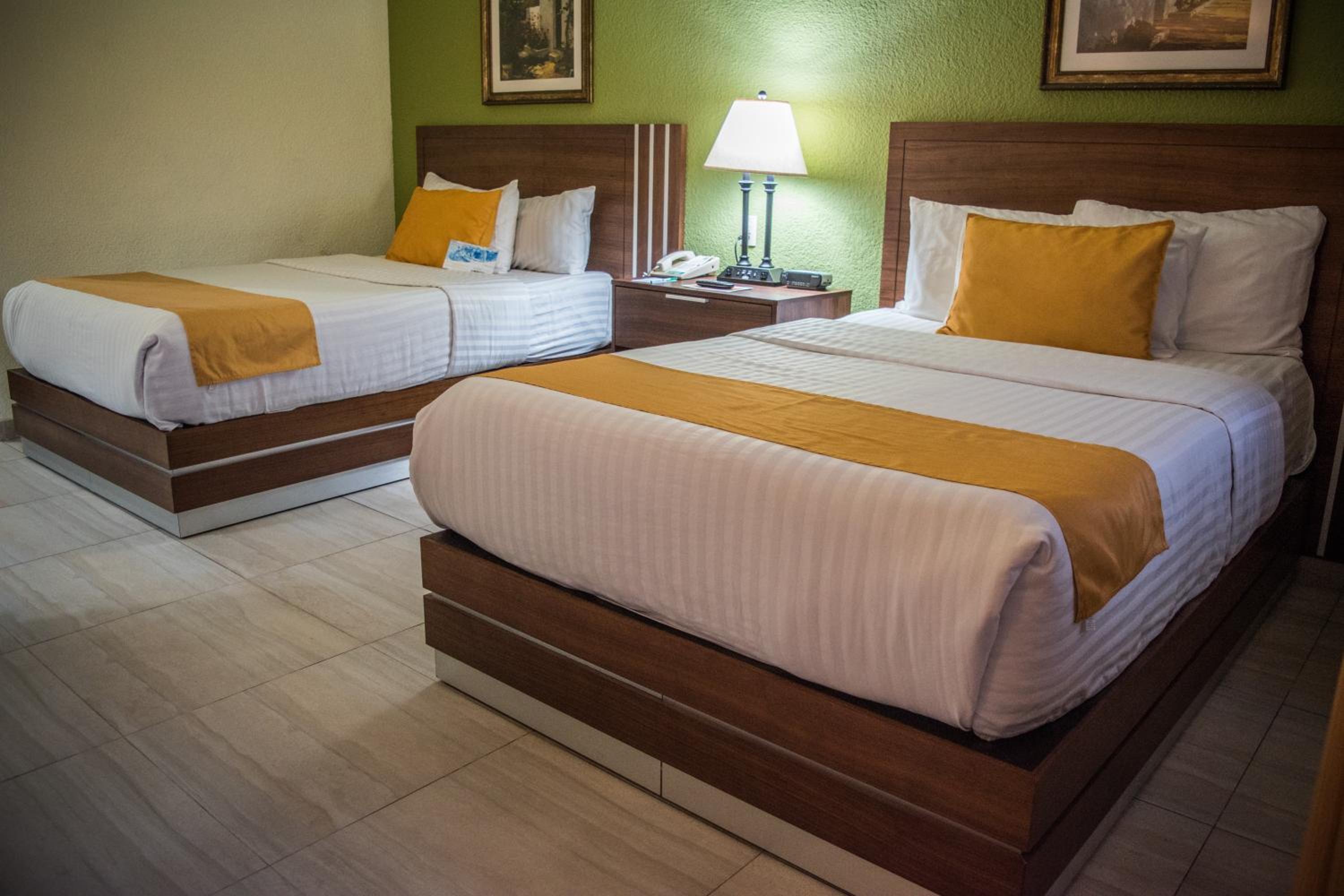 Double Room with Two Double Beds - Non-Smoking - Photo 2