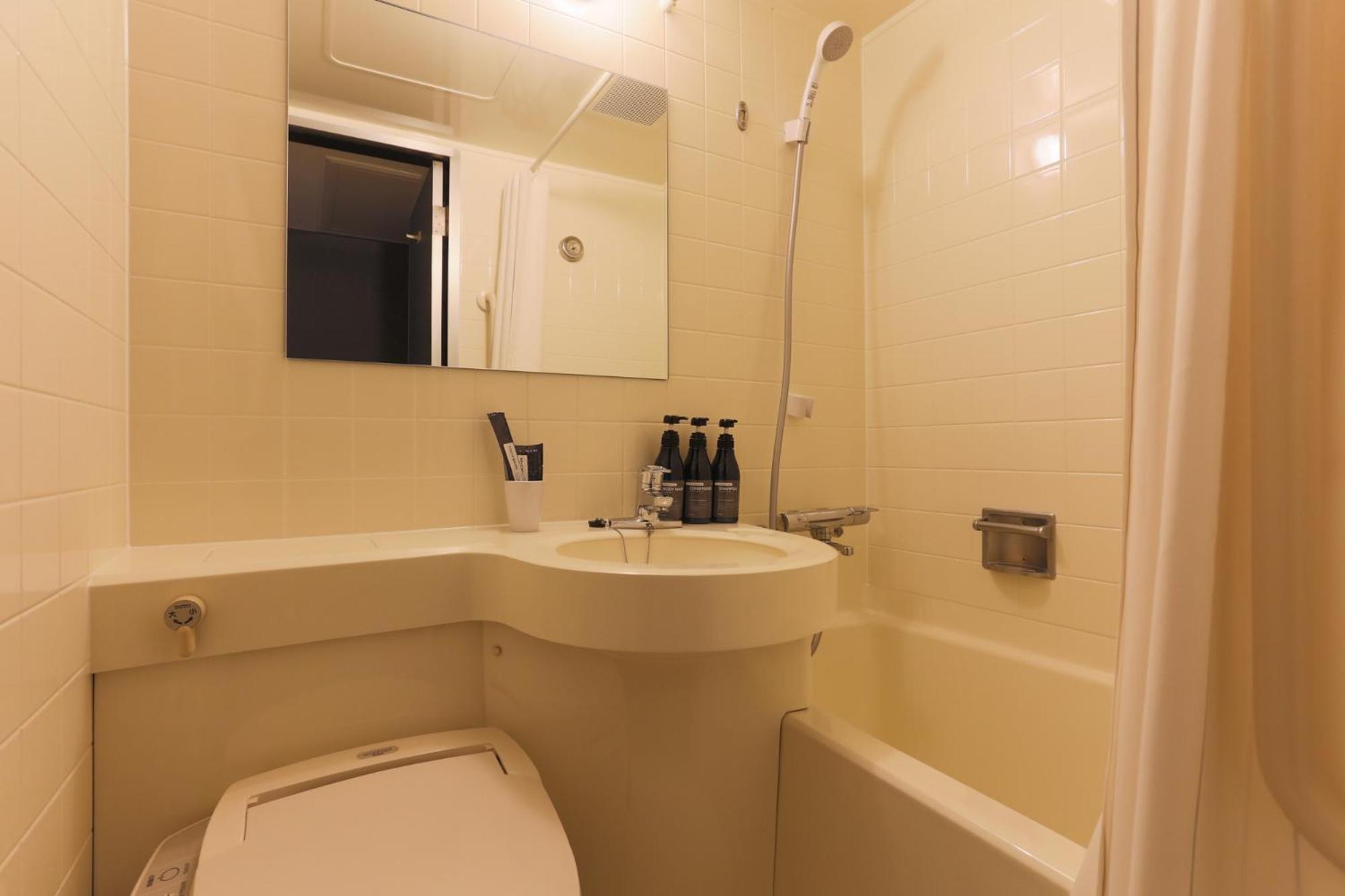 Twin Room - Non-Smoking photo 2