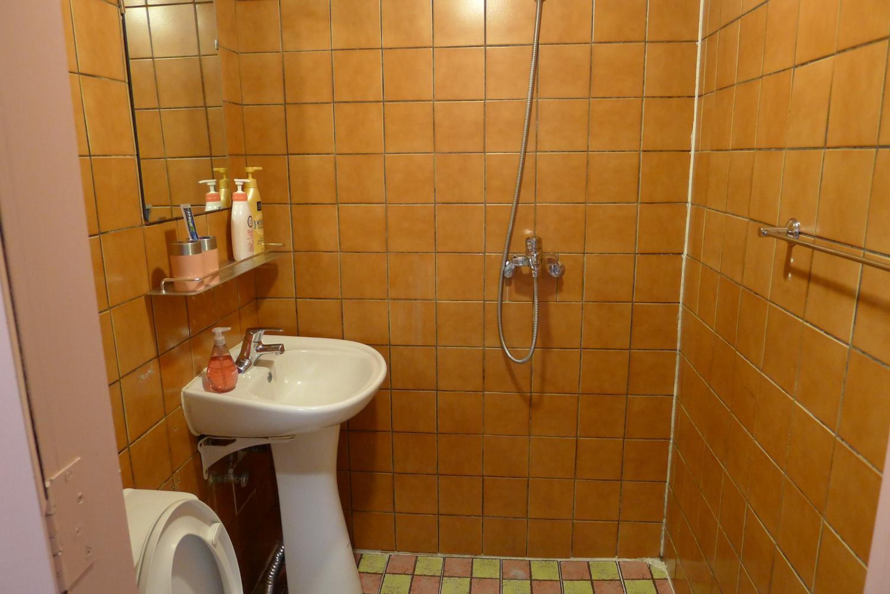Single Room with Bathroom photo 2