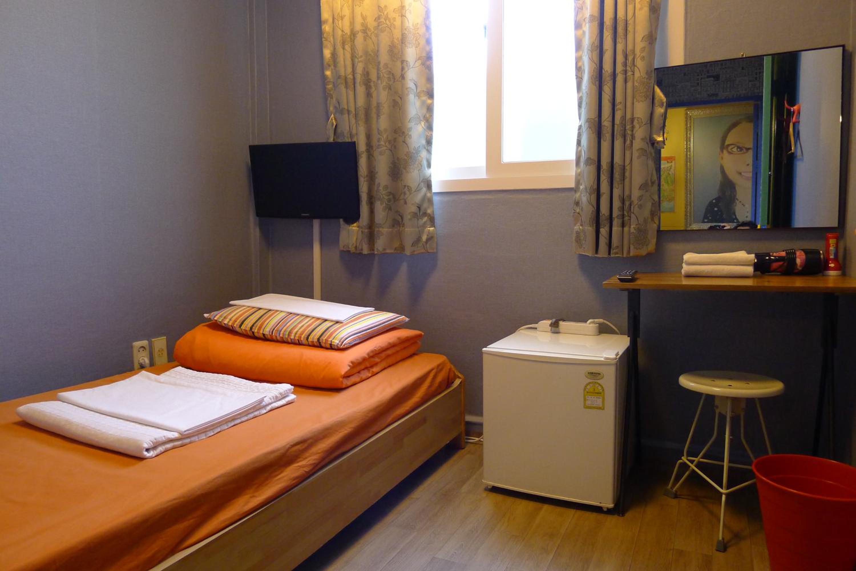 Single Room with Bathroom photo 1
