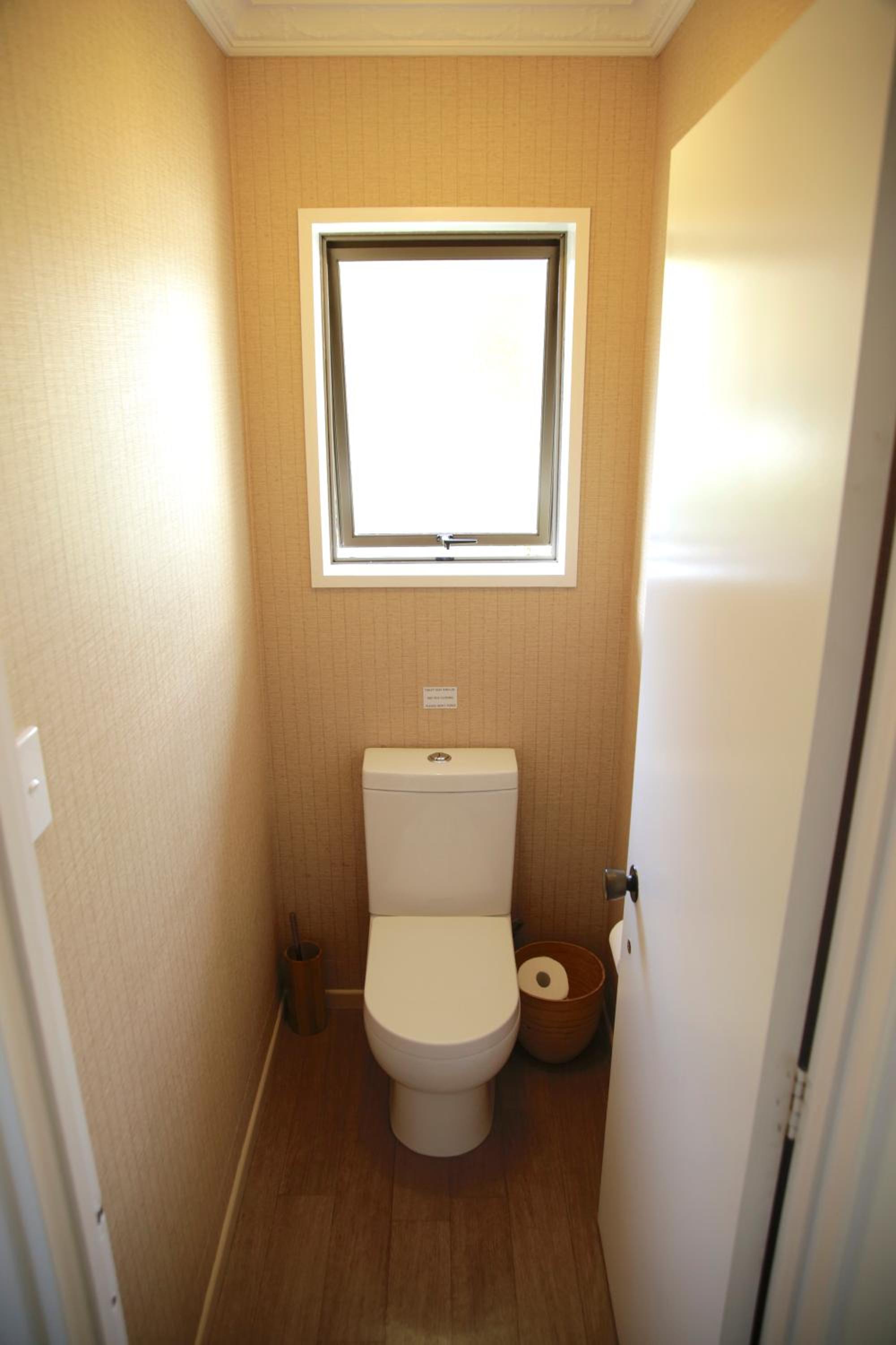 Queen Room with Shared Bathroom 1 photo 3
