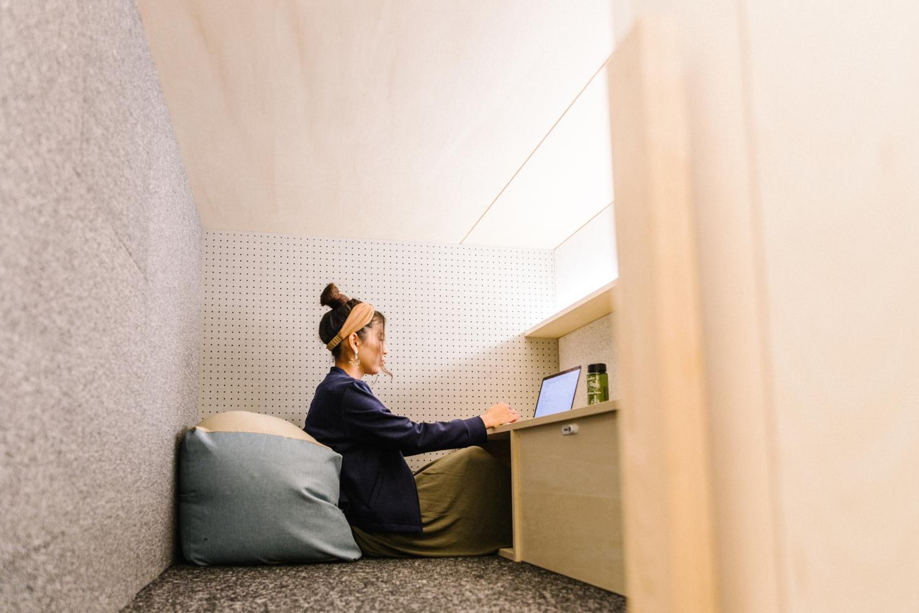 Deluxe Capsule Room for Female photo 2