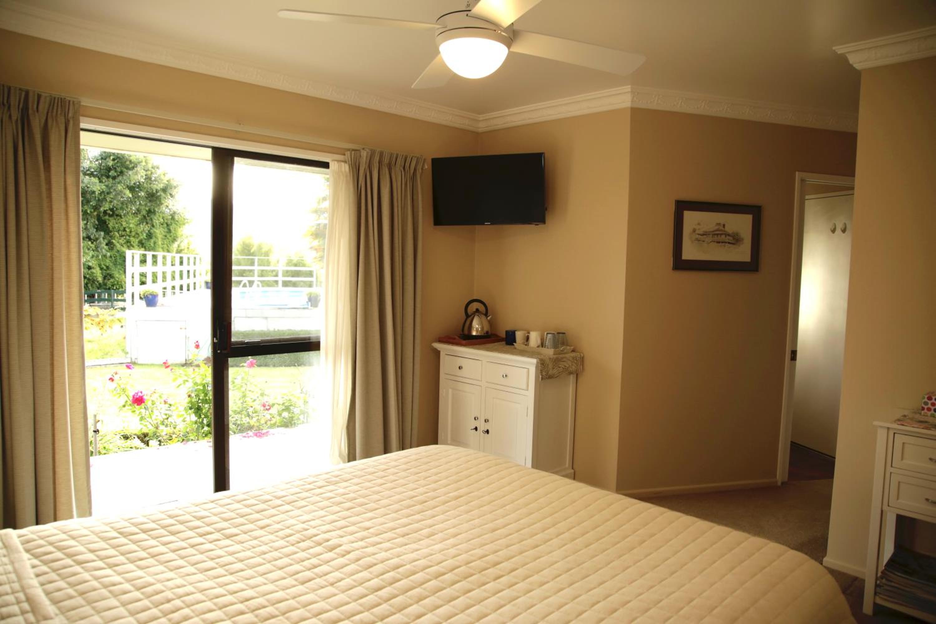 Deluxe Queen Room - Photo 2