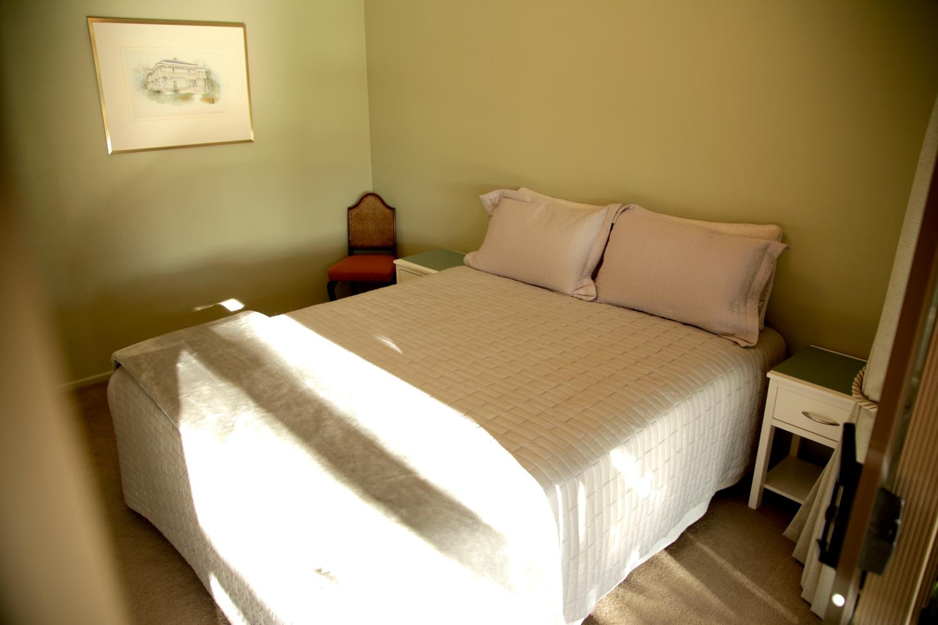 Queen Room with Shared Bathroom 1 photo 2