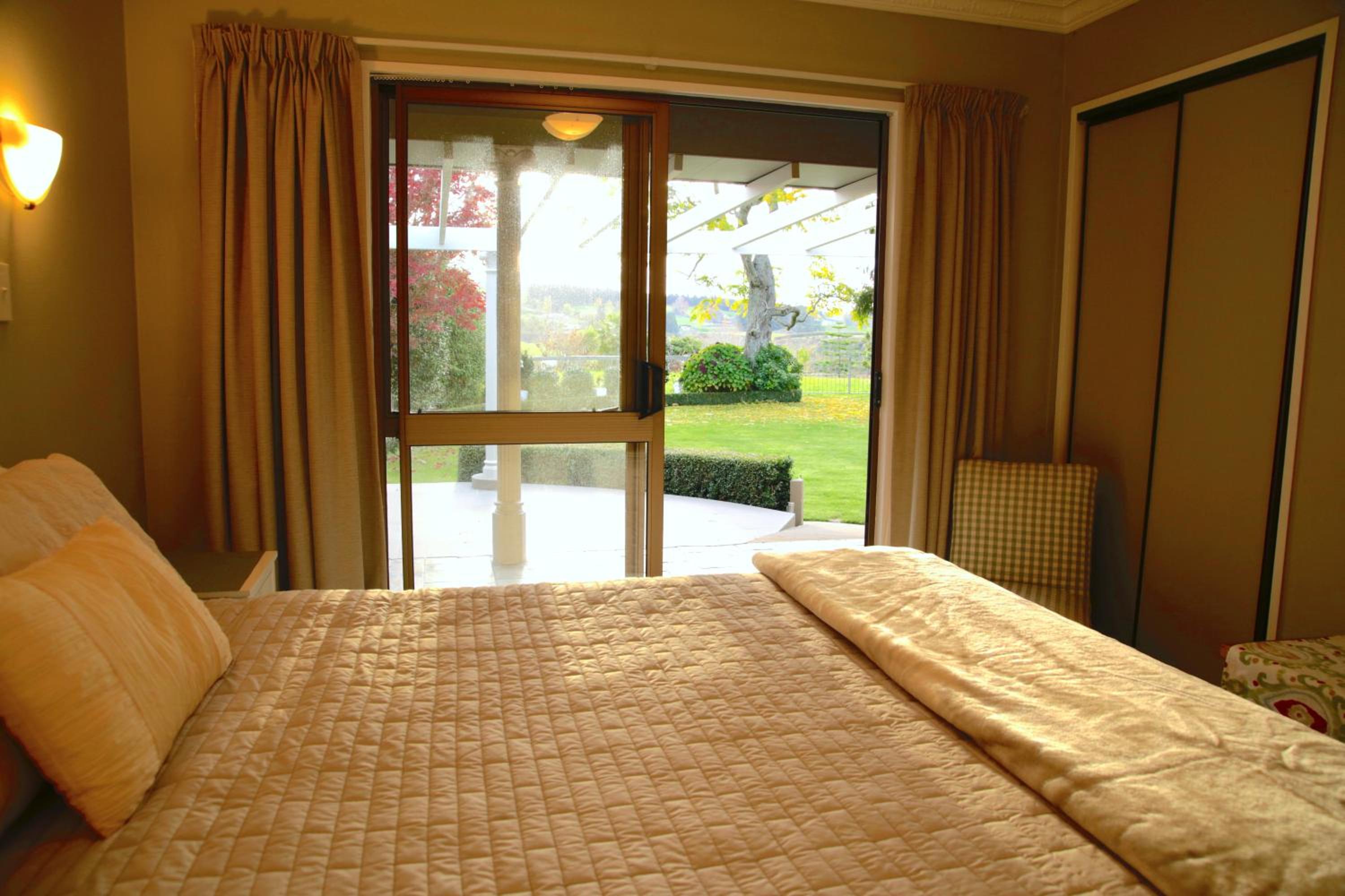 Queen Room with Shared Bathroom 2 photo 2
