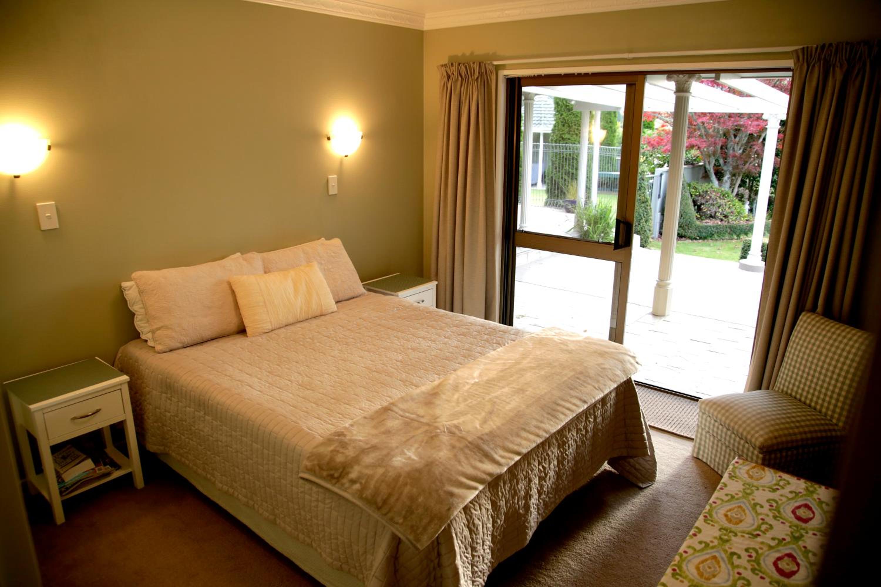 Queen Room with Shared Bathroom 2 photo 1