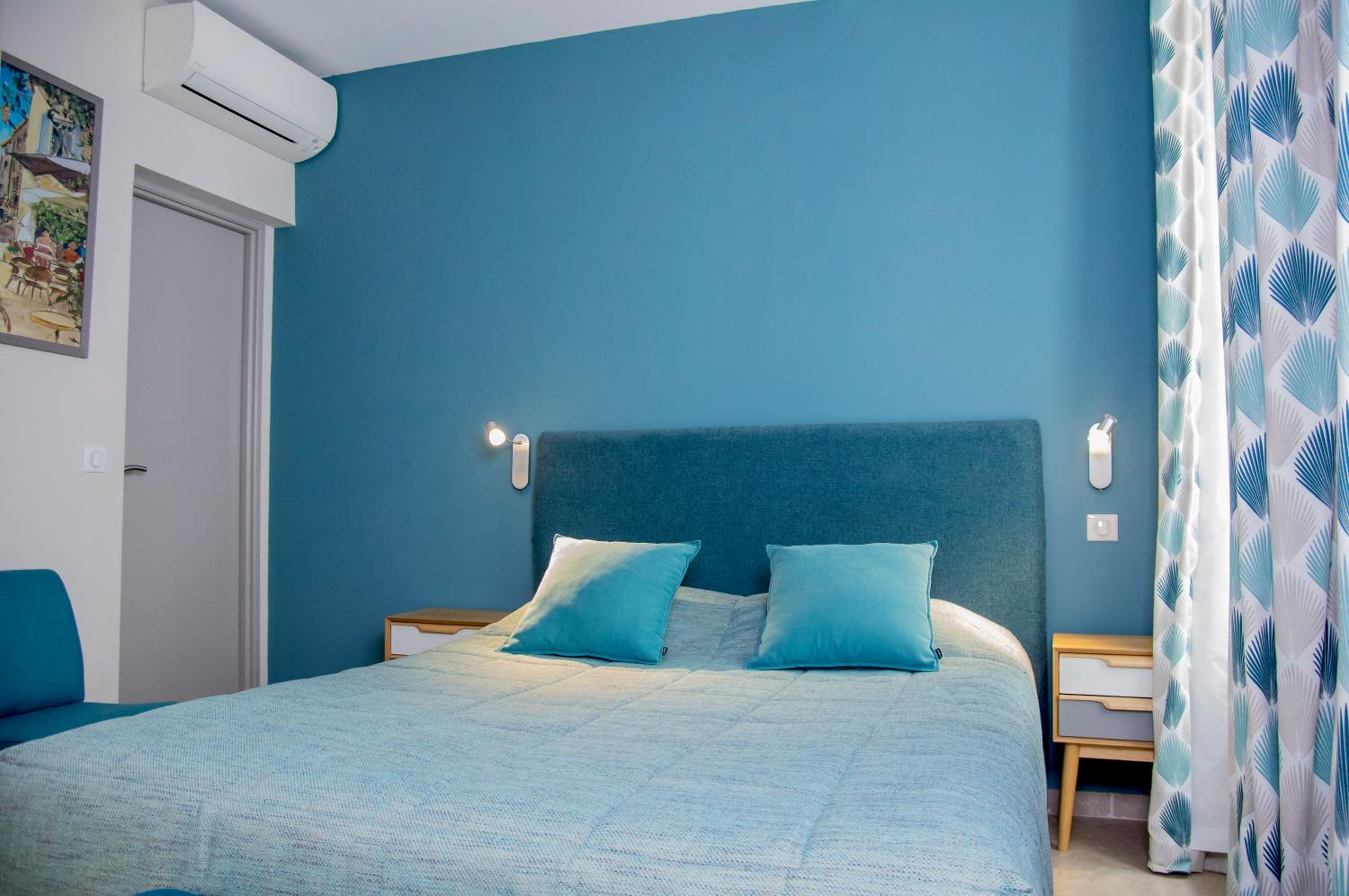 Suite - Photo 1