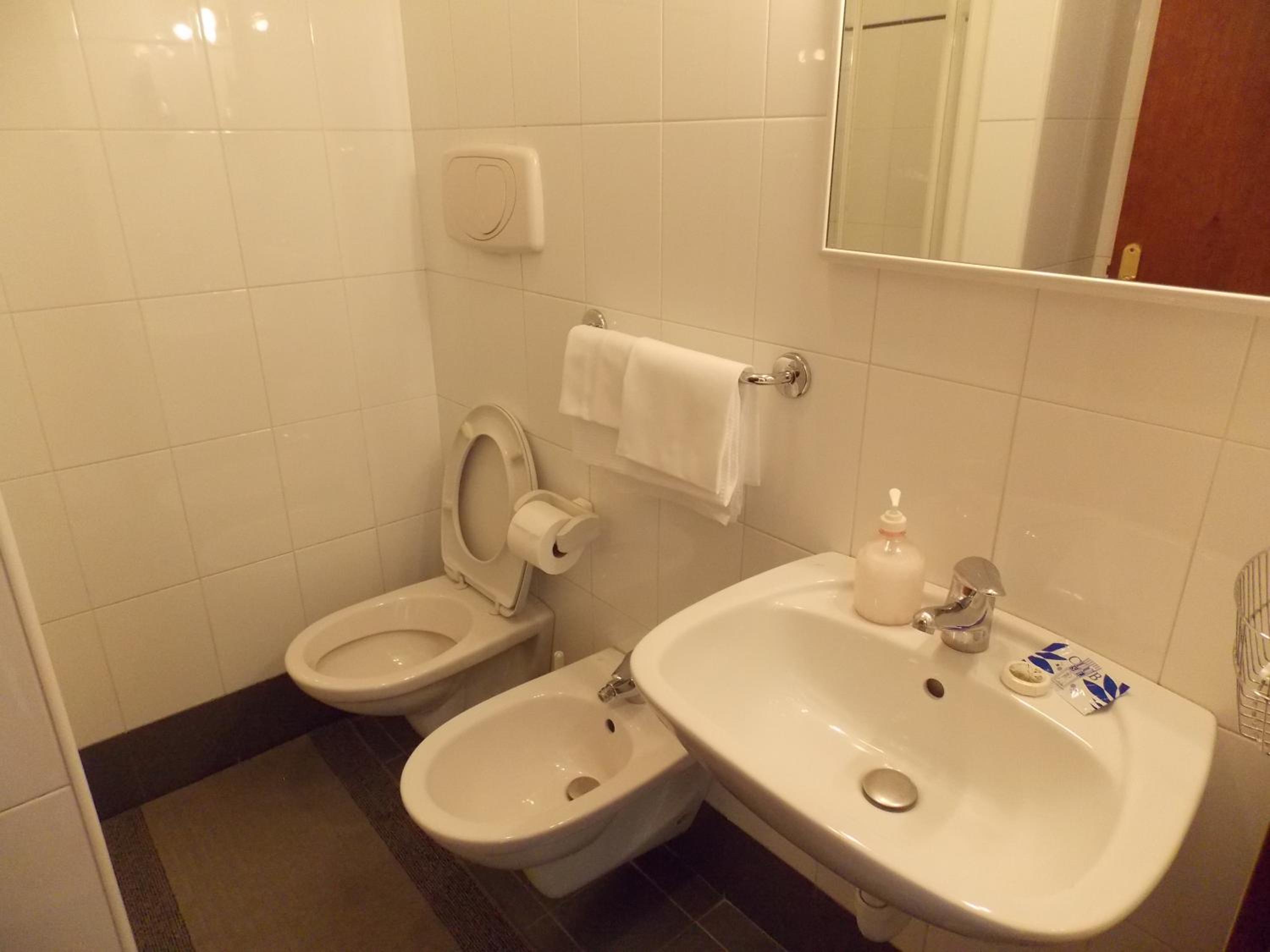 Double or Twin Room - Photo 4