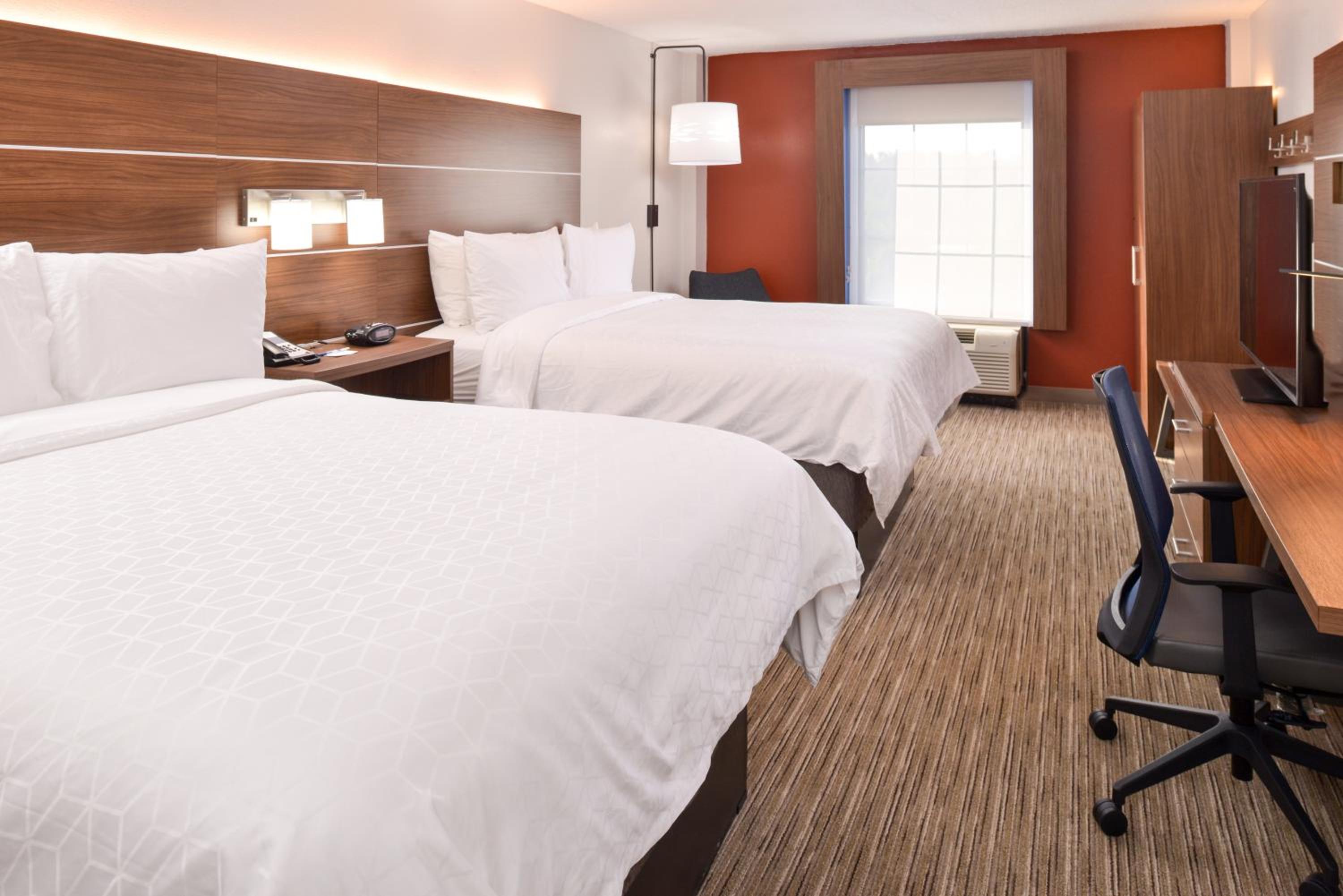 Standard Queen Room with Two Queen Beds - Photo 6