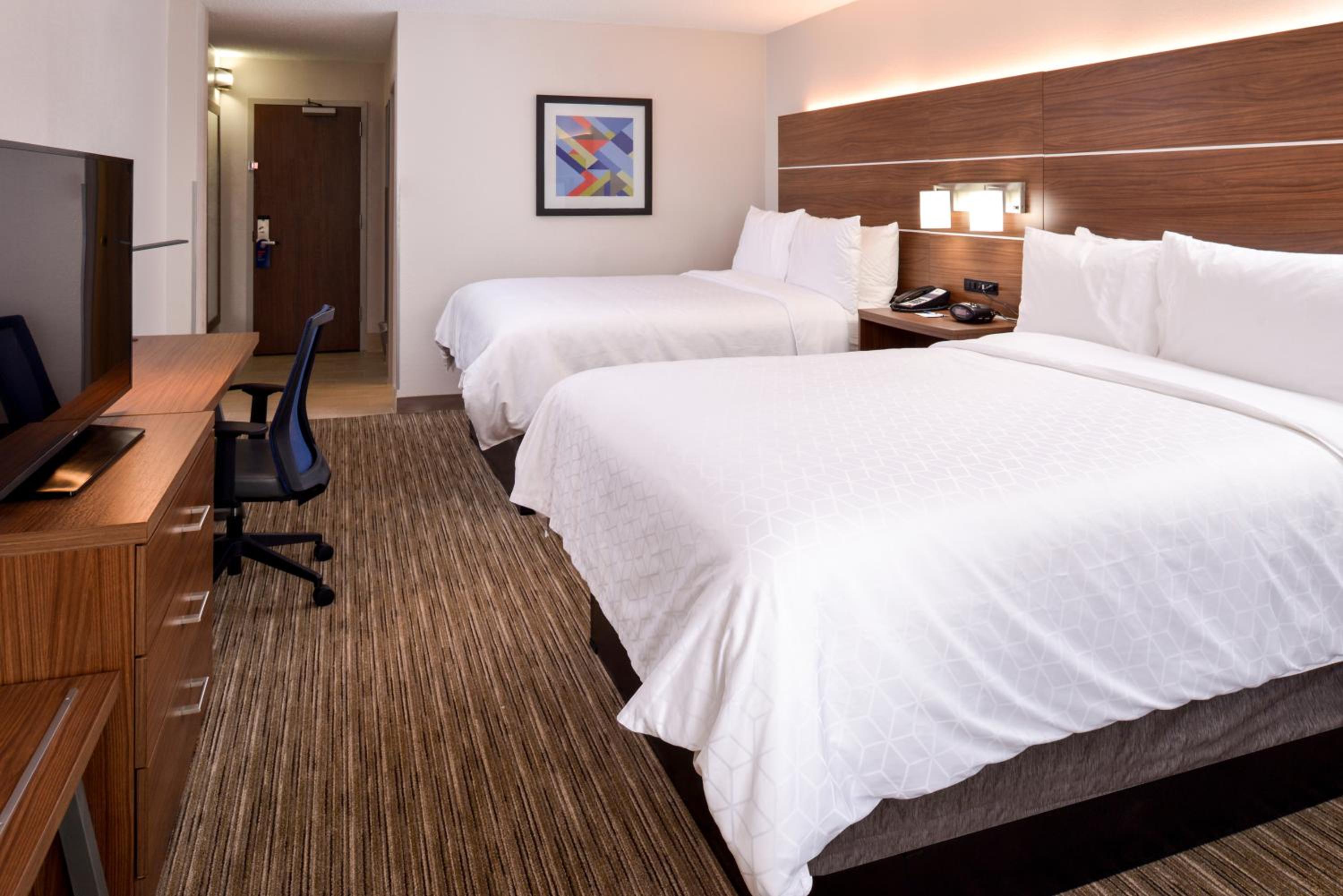 Standard Queen Room with Two Queen Beds - Photo 7