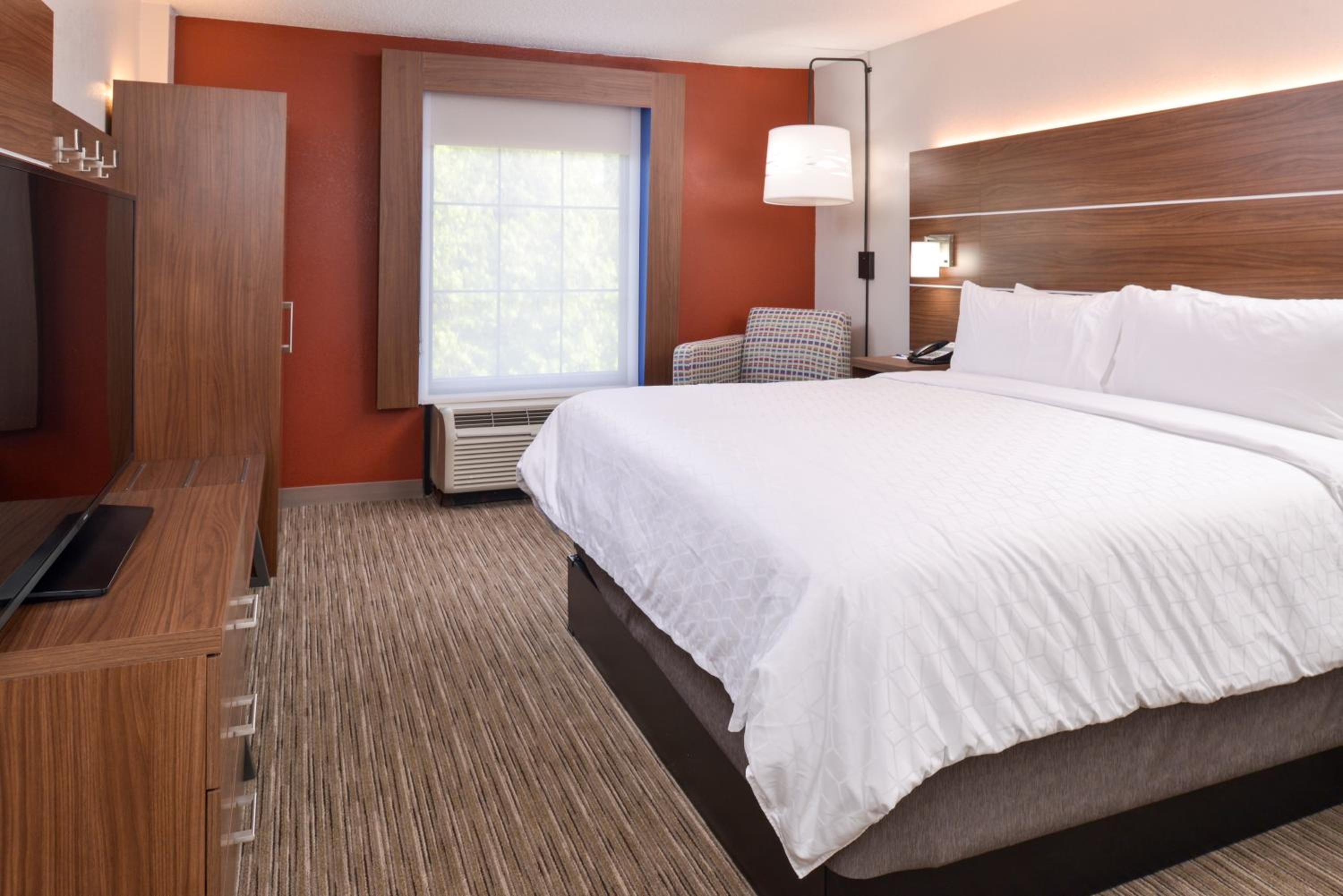 One-Bedroom King Suite - Photo 3