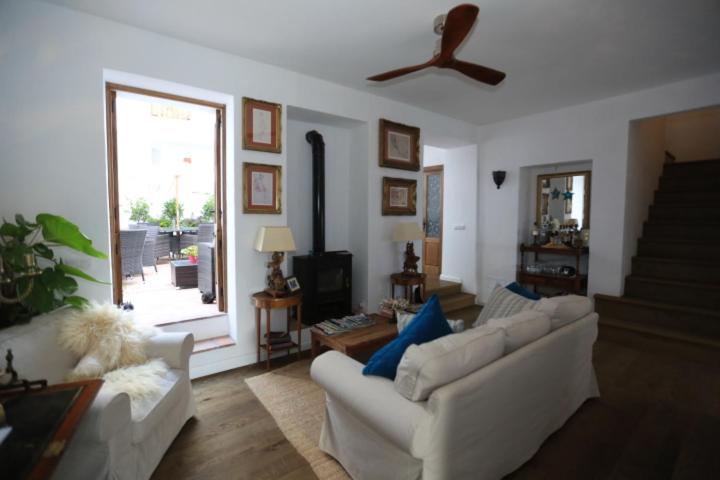 Seven-Bedroom House photo 2