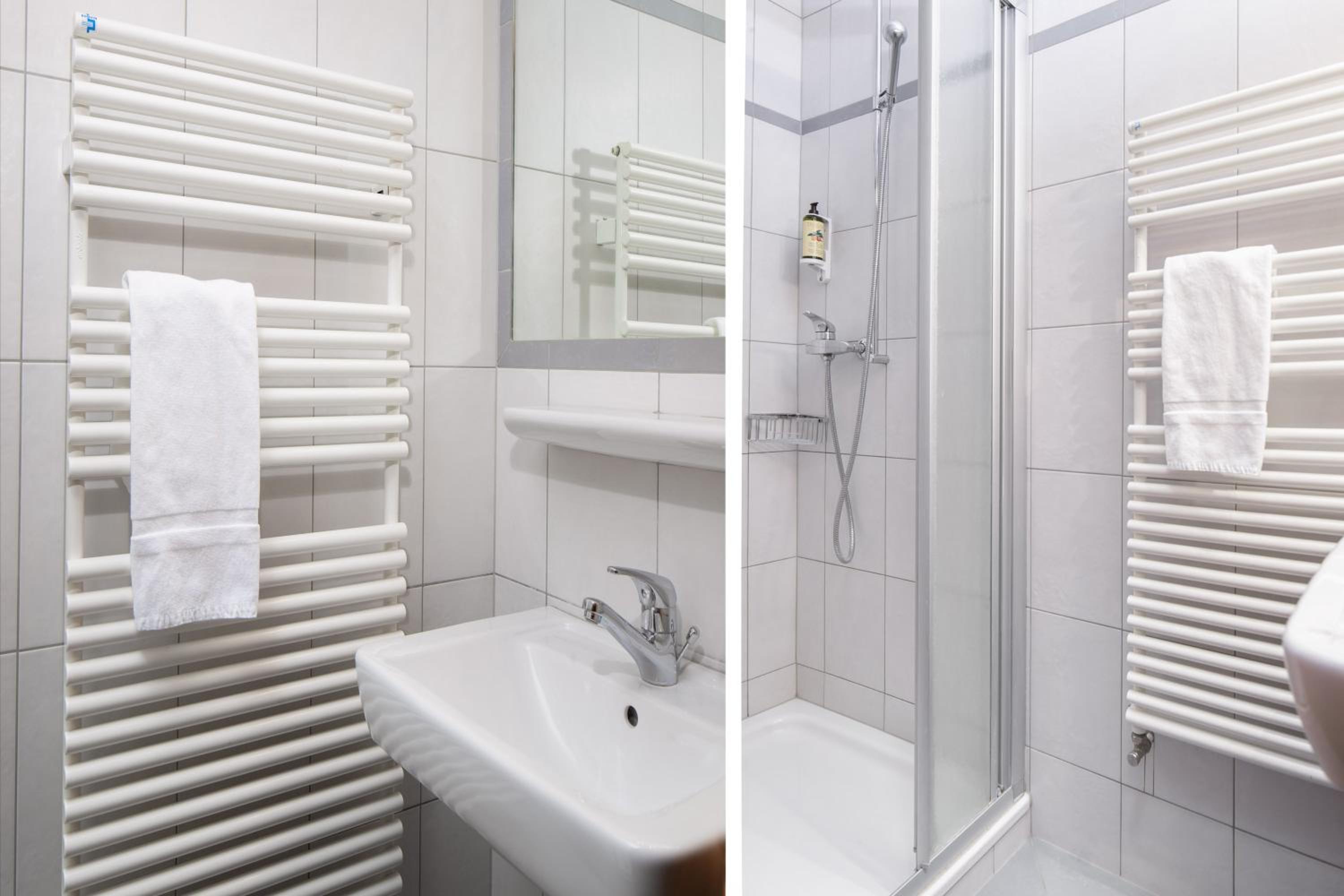 Double Room with Shared Bathroom photo 3