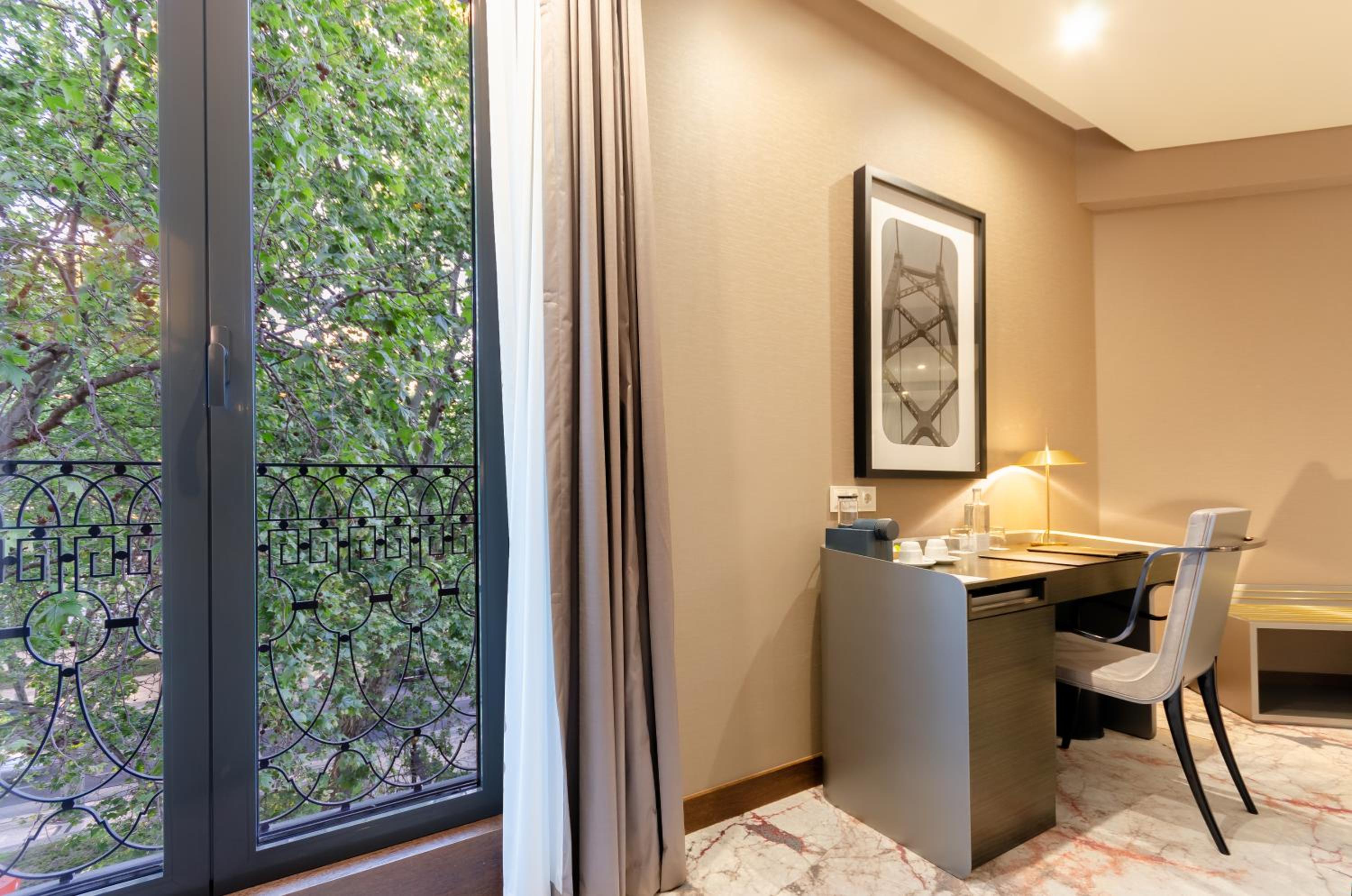 Superior Twin Room with Avenue View - Photo 15
