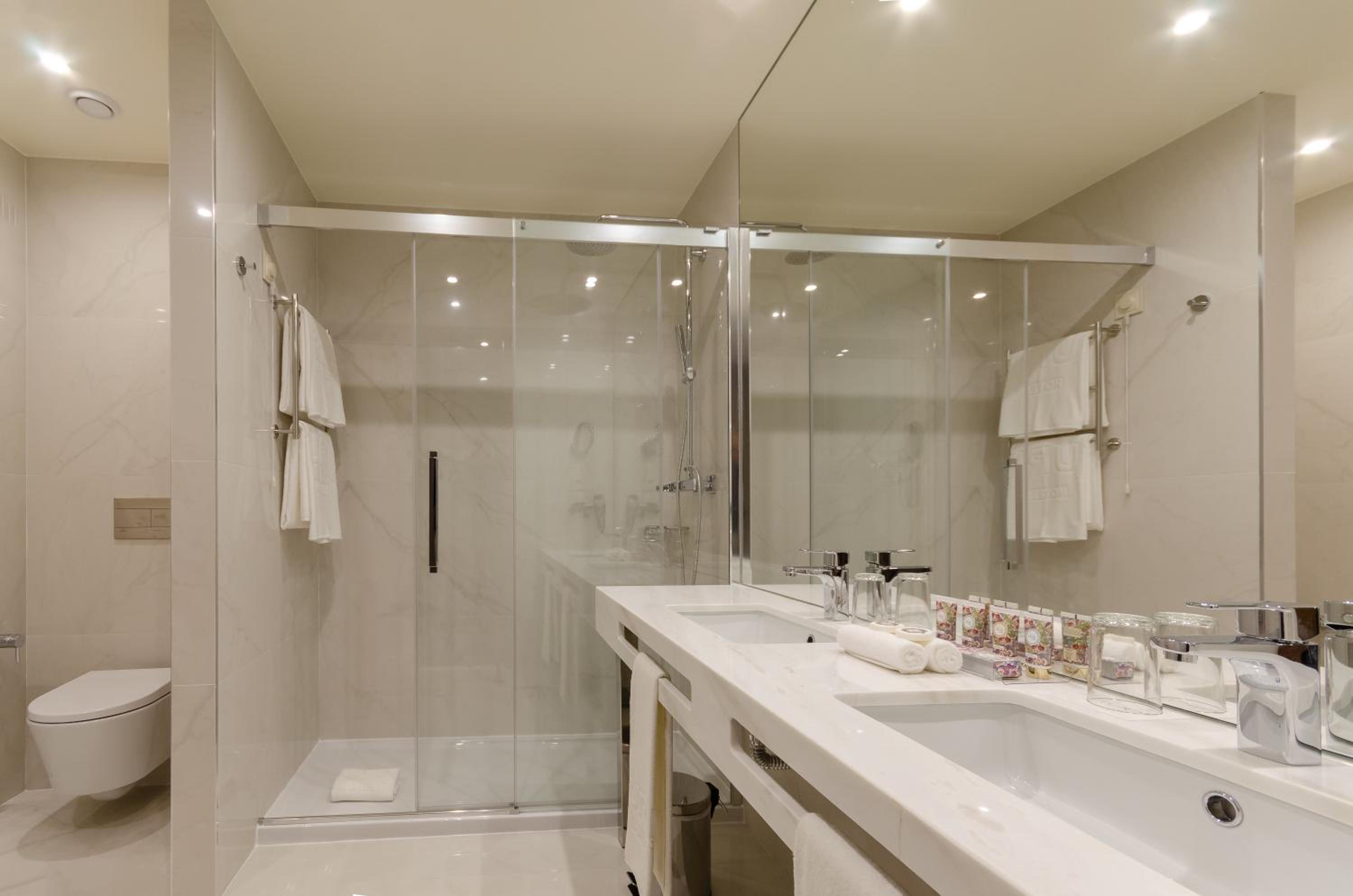 Superior Double Room with Avenue View thumbnail 5