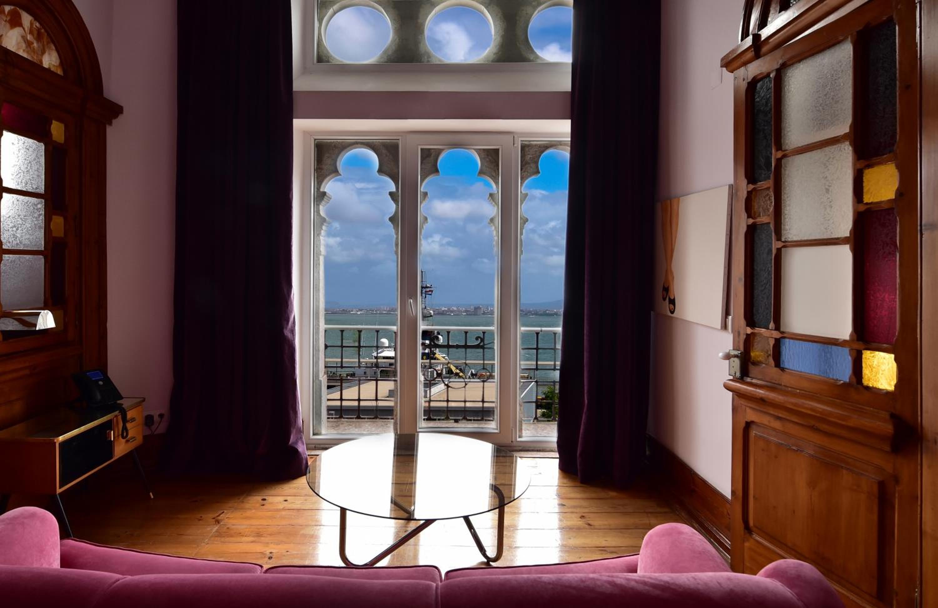 Deluxe King Suite photo 3