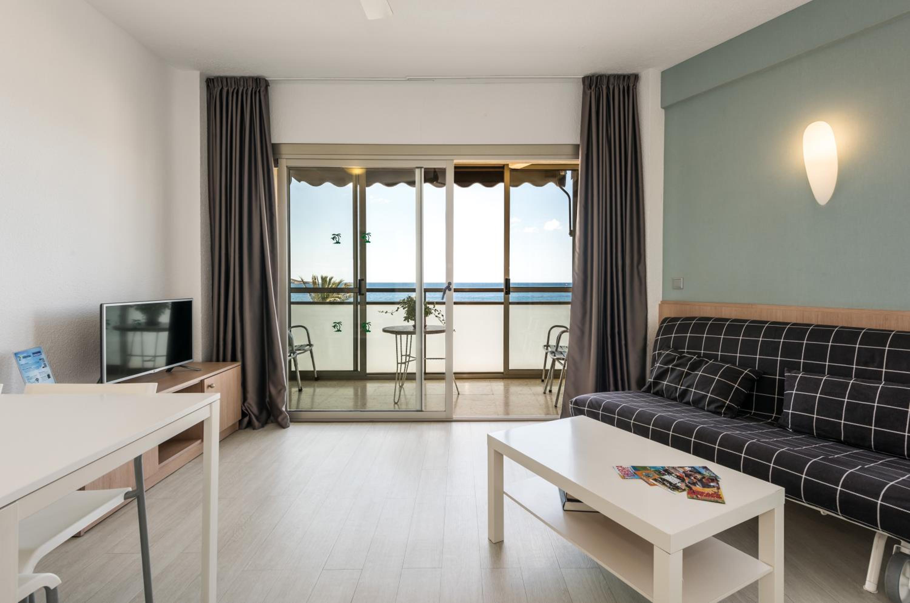 One-Bedroom Apartment with Sea View photo 2