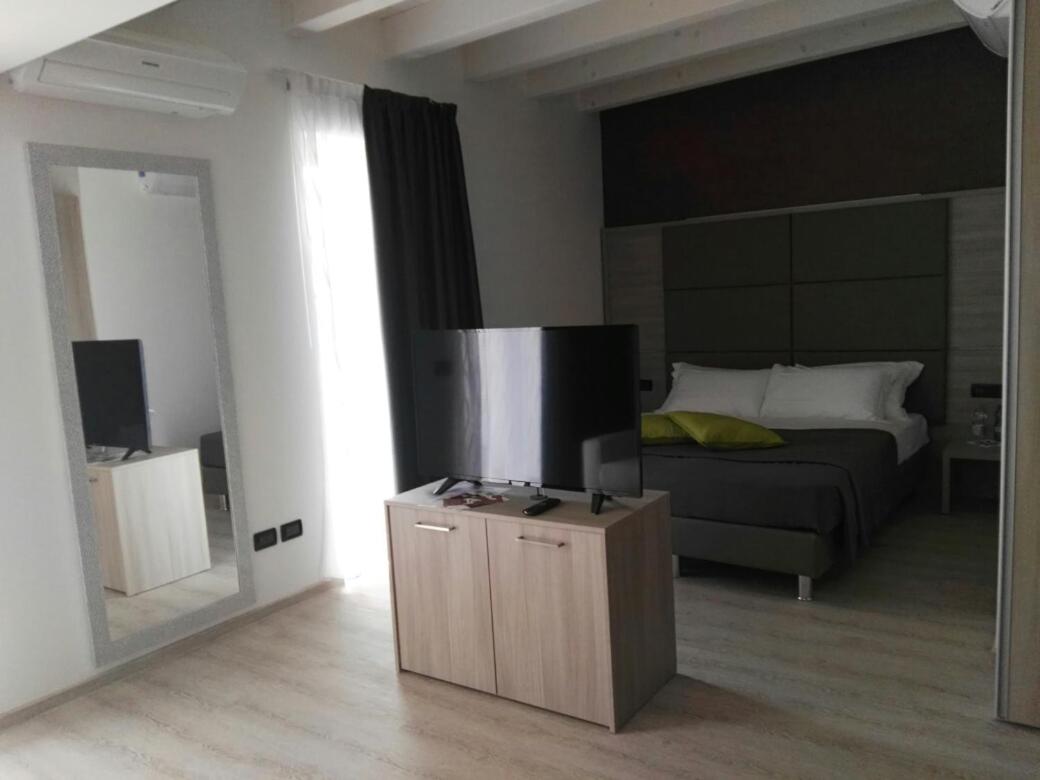 Deluxe Suite with Spa Bath - Photo 1