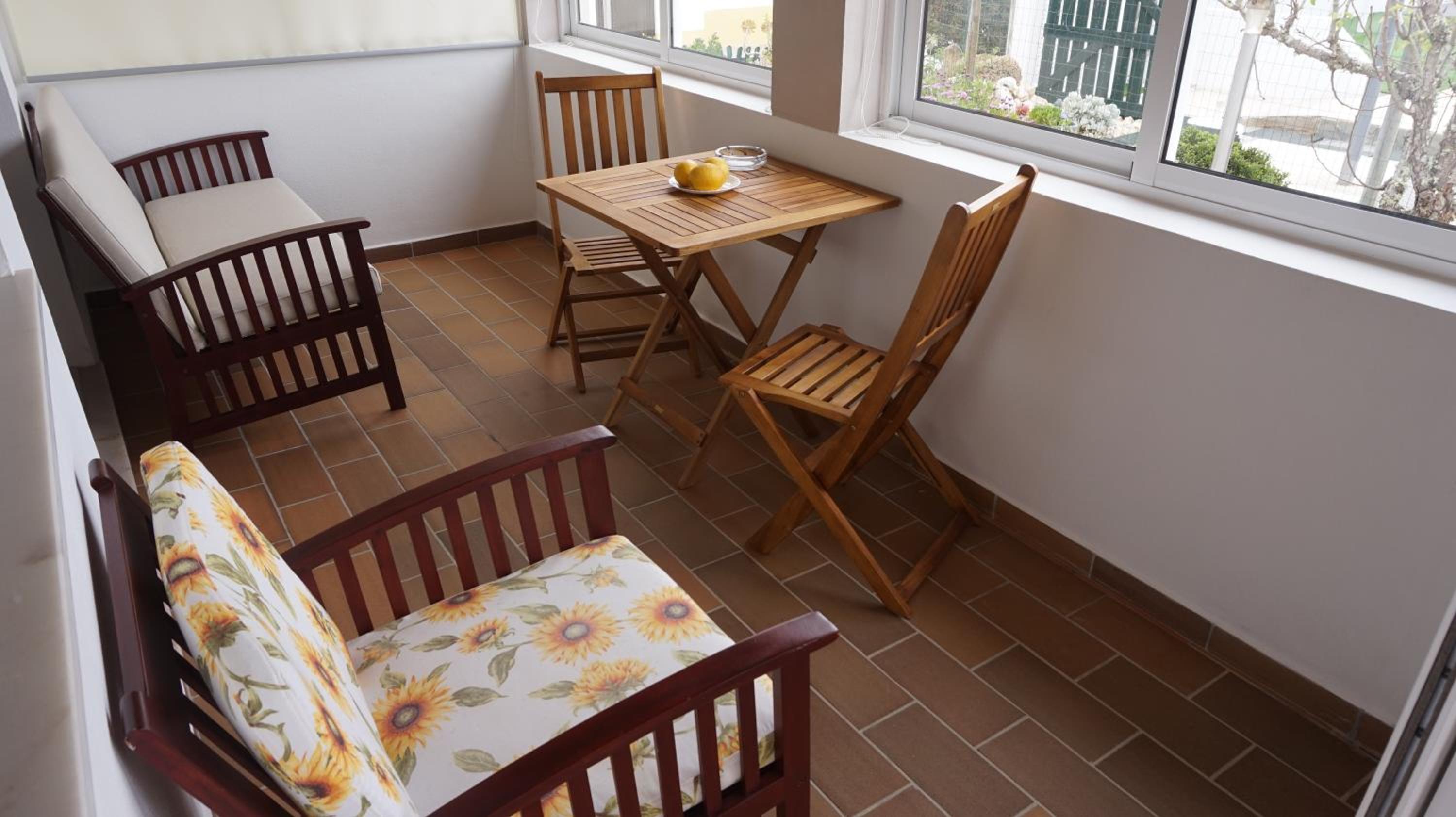 One-Bedroom Apartment with Pool View - Photo 4