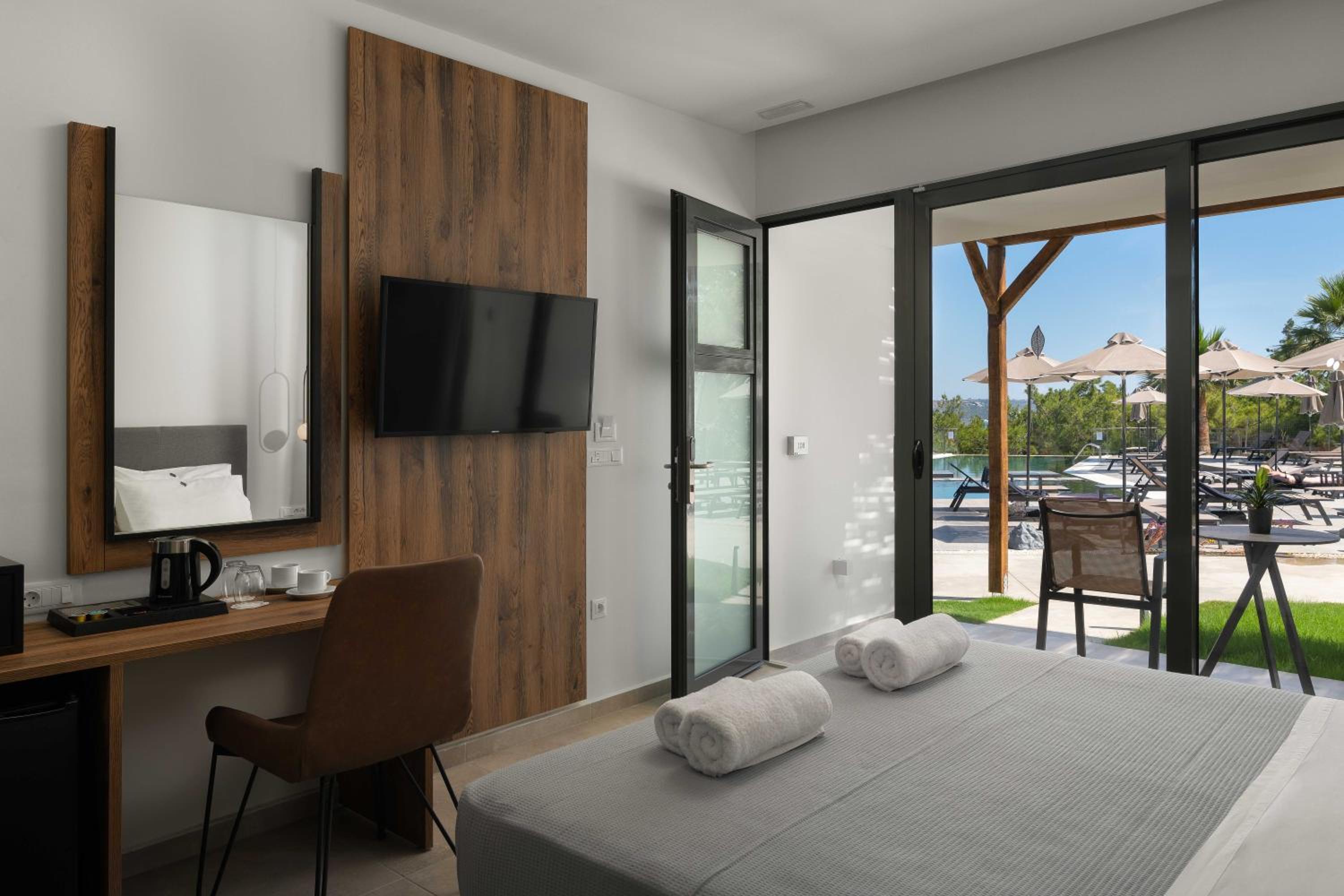 Concept room with Pool view