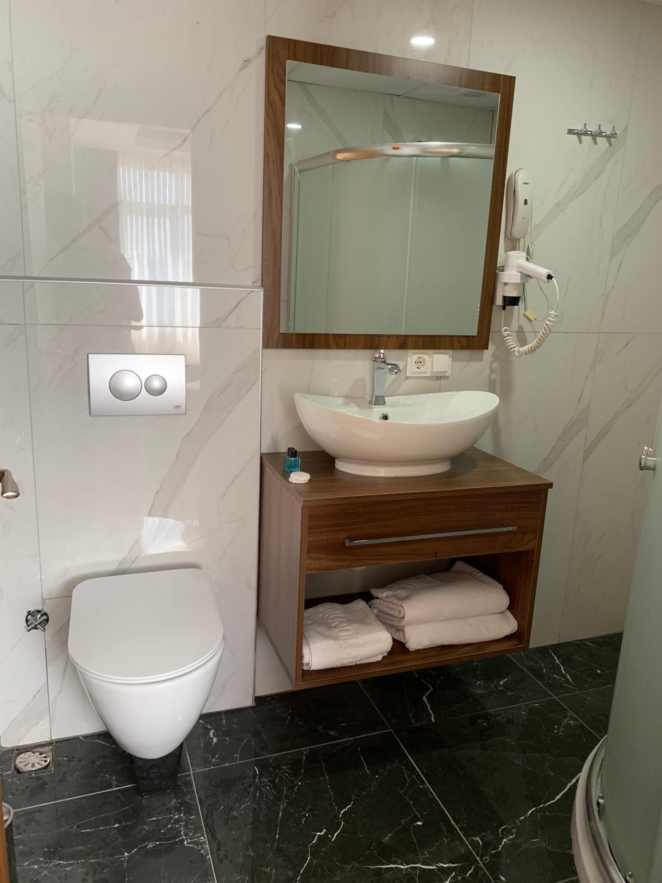 Standard Double Room - Photo 11